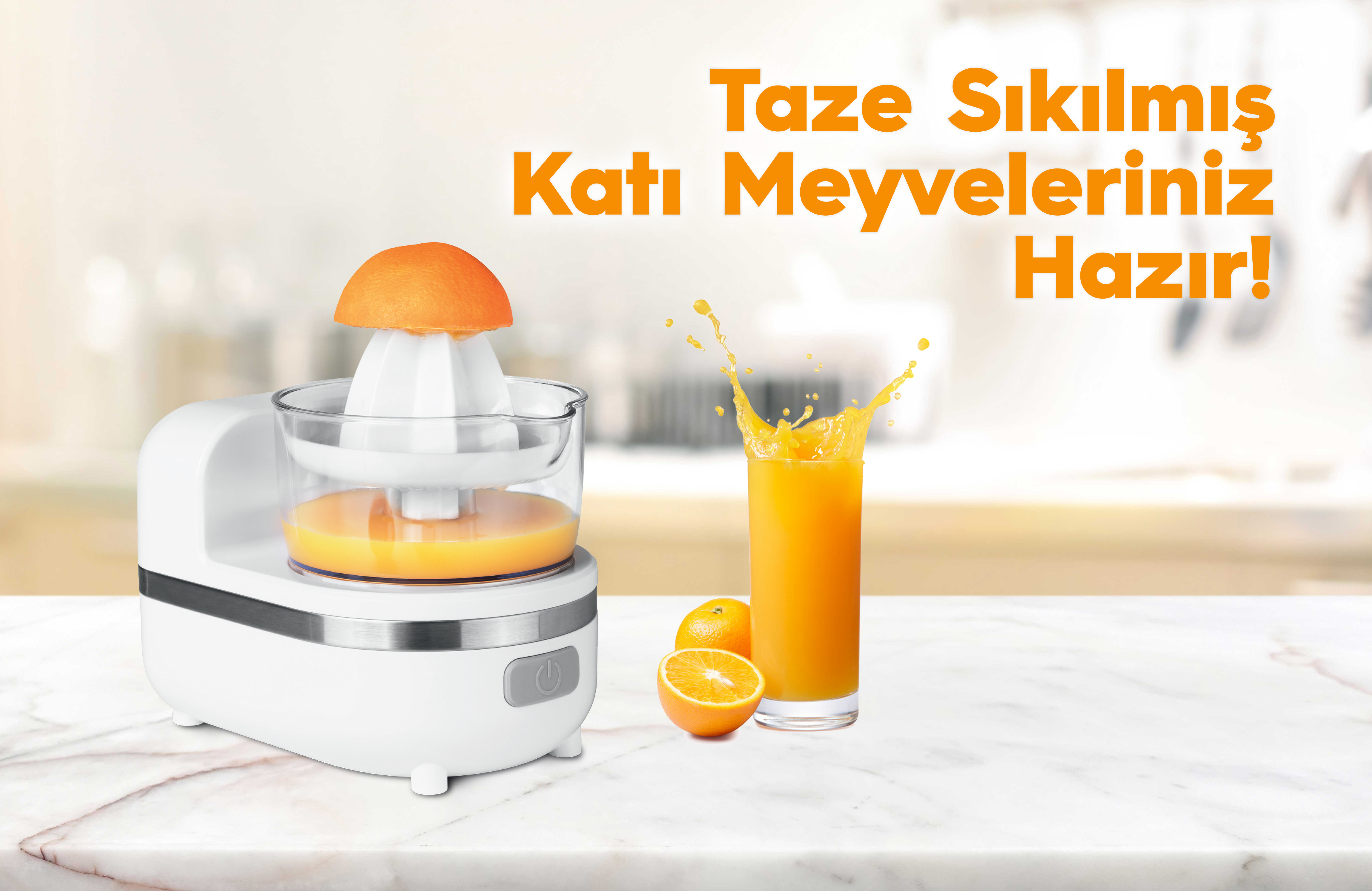 Sıkacak portakal sıkıyor. Yanında bir bardak portakal suyu var.