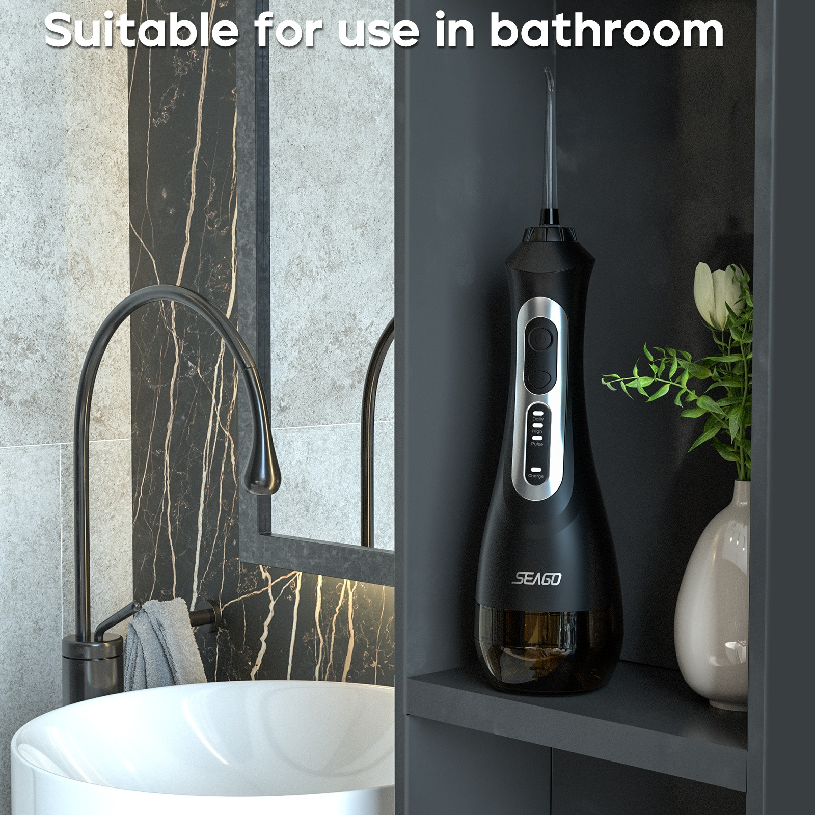 Czarna irygator do ust z srebrnymi przyciskami na półce obok wazonu z kwiatem.