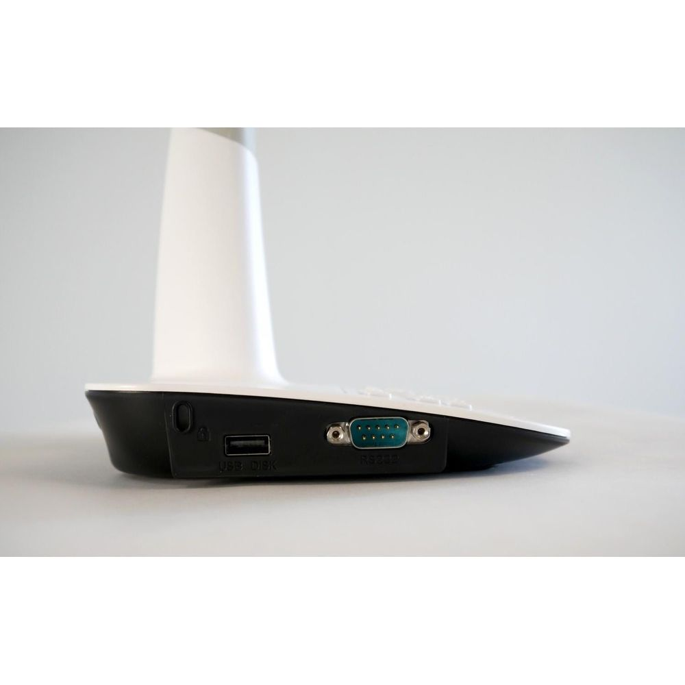Primo piano di una base di dispositivo bianca e nera che mostra una porta USB e una porta VGA blu.