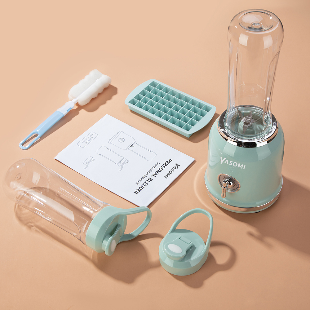 İki şişe, buz kalıbı ve fırça içeren açık yeşil kişisel blender.