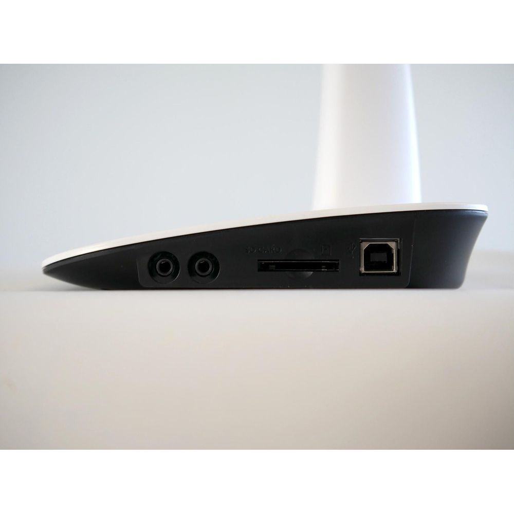 Primo piano delle porte: due jack da 3,5 mm, uno slot per schede SD e una porta USB.
