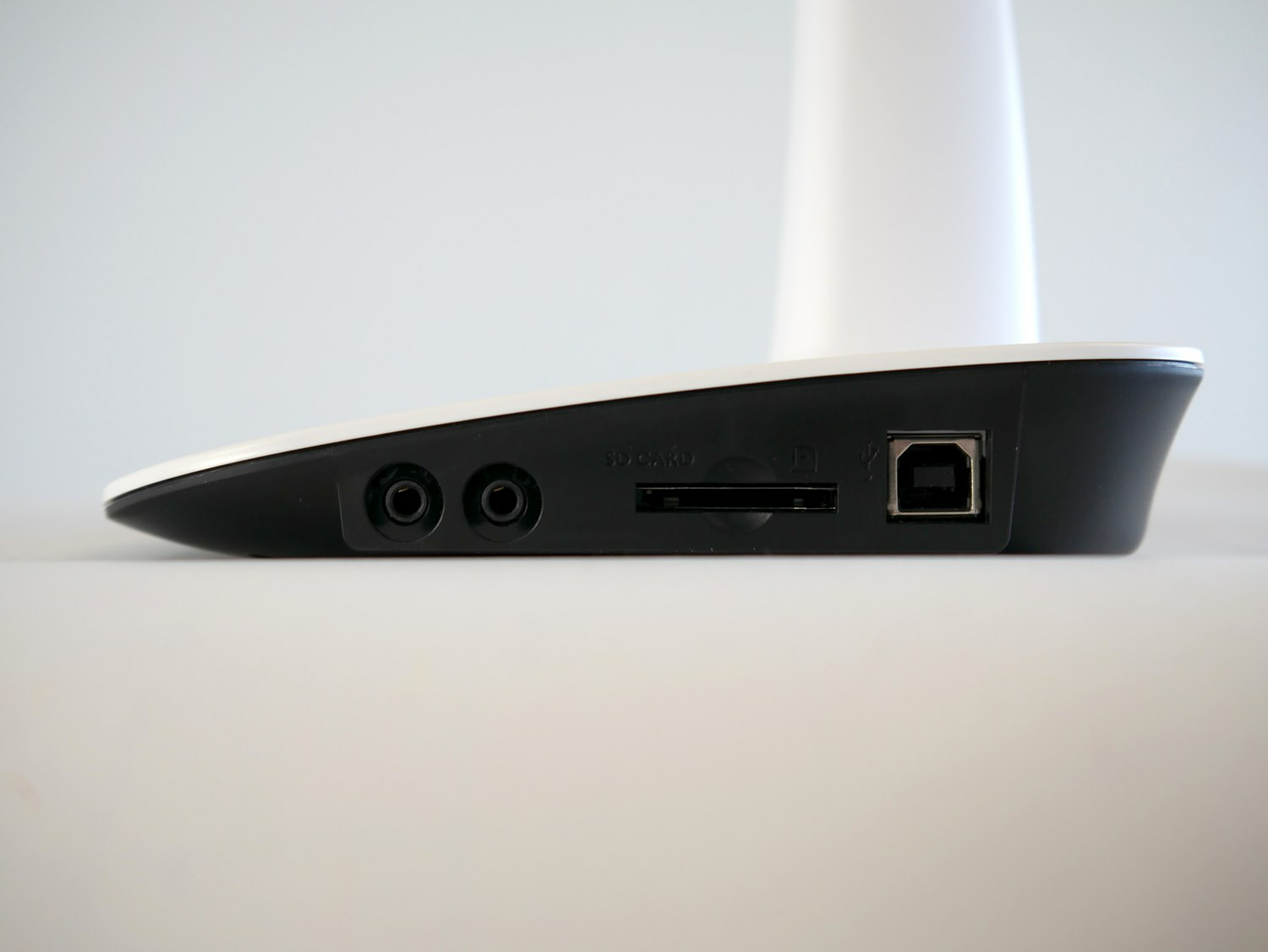 Dispositivo elettronico nero con USB, slot per schede SD e due jack audio.