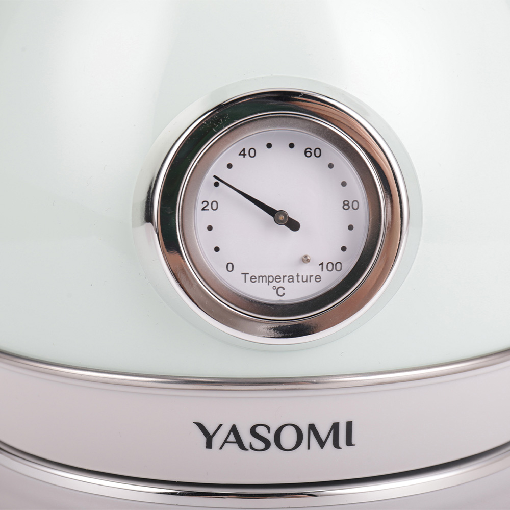 YASOMI logolu su ısıtıcısındaki termometrenin yakın çekimi.