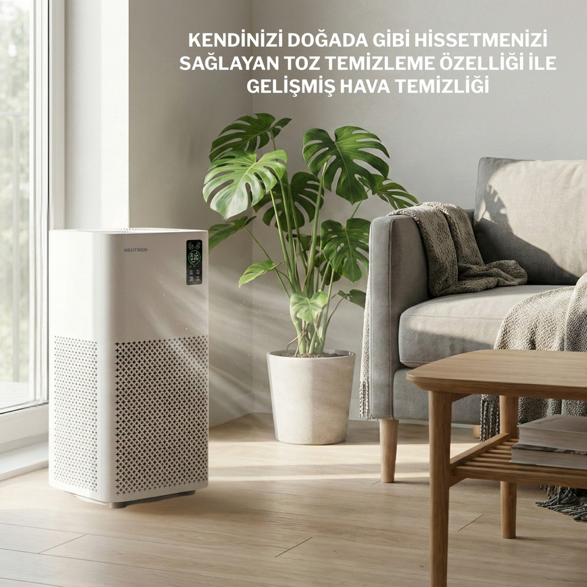 Beyaz bir hava temizleyici, aydınlık bir odada saksı bitkisi ve kanepenin yanında duruyor.