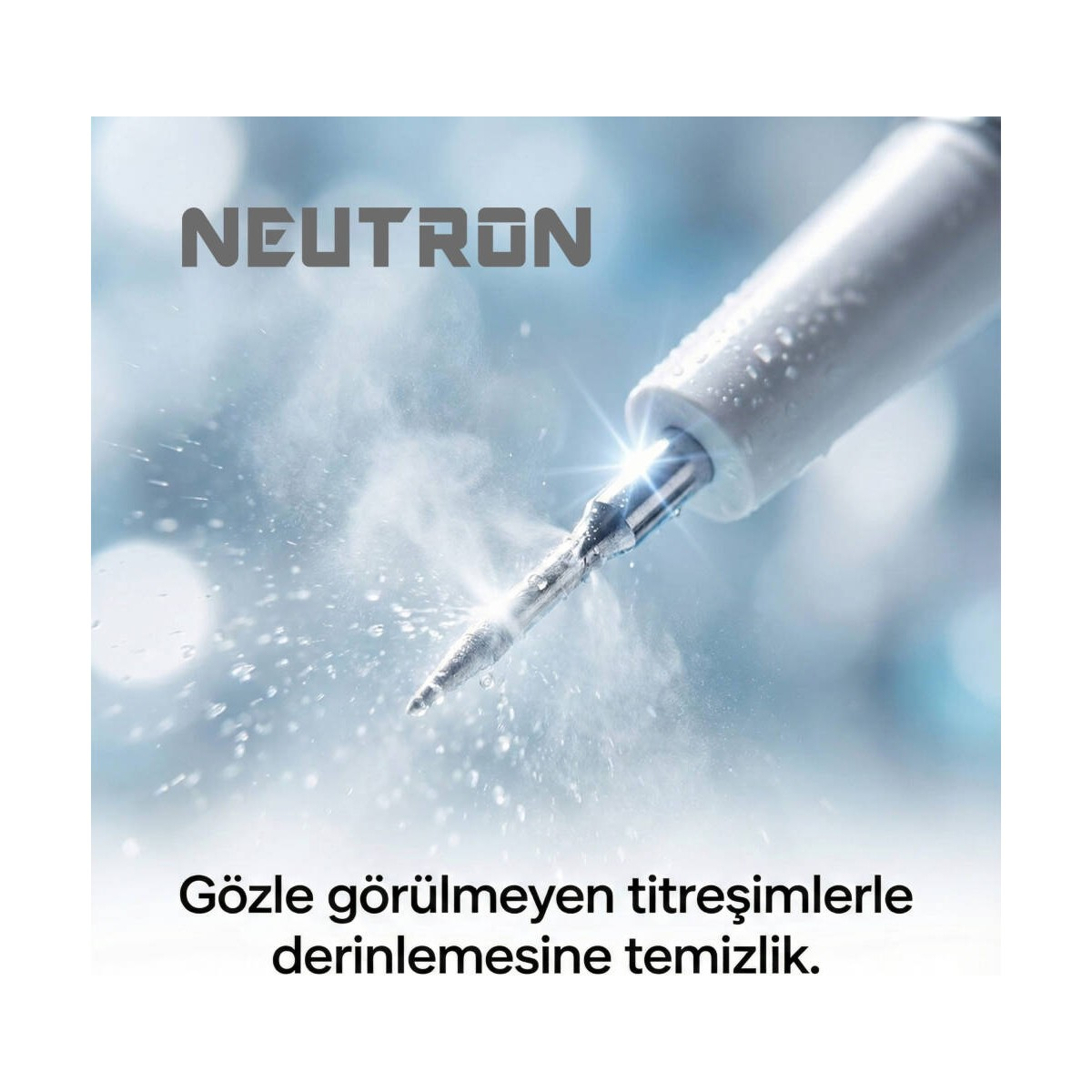 Neutron temizlik aleti derin temizlik için su püskürtüyor.