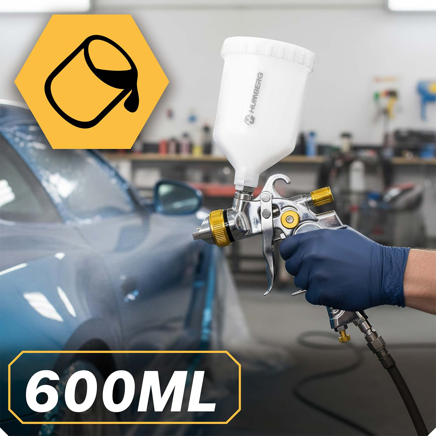 Niebieska rękawica trzyma pistolet natryskowy przy samochodzie. Żółta ikona i tekst 600ML.