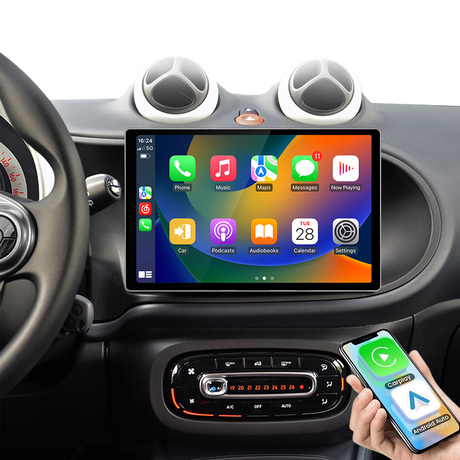 Auto-Infotainment-Bildschirm zeigt Apps; eine Hand hält ein Smartphone.