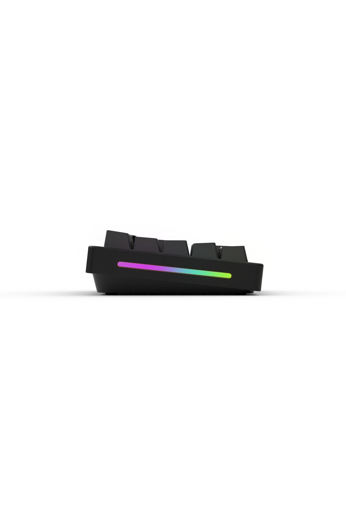 Yan taraftan görünen RGB aydınlatmalı siyah klavye.