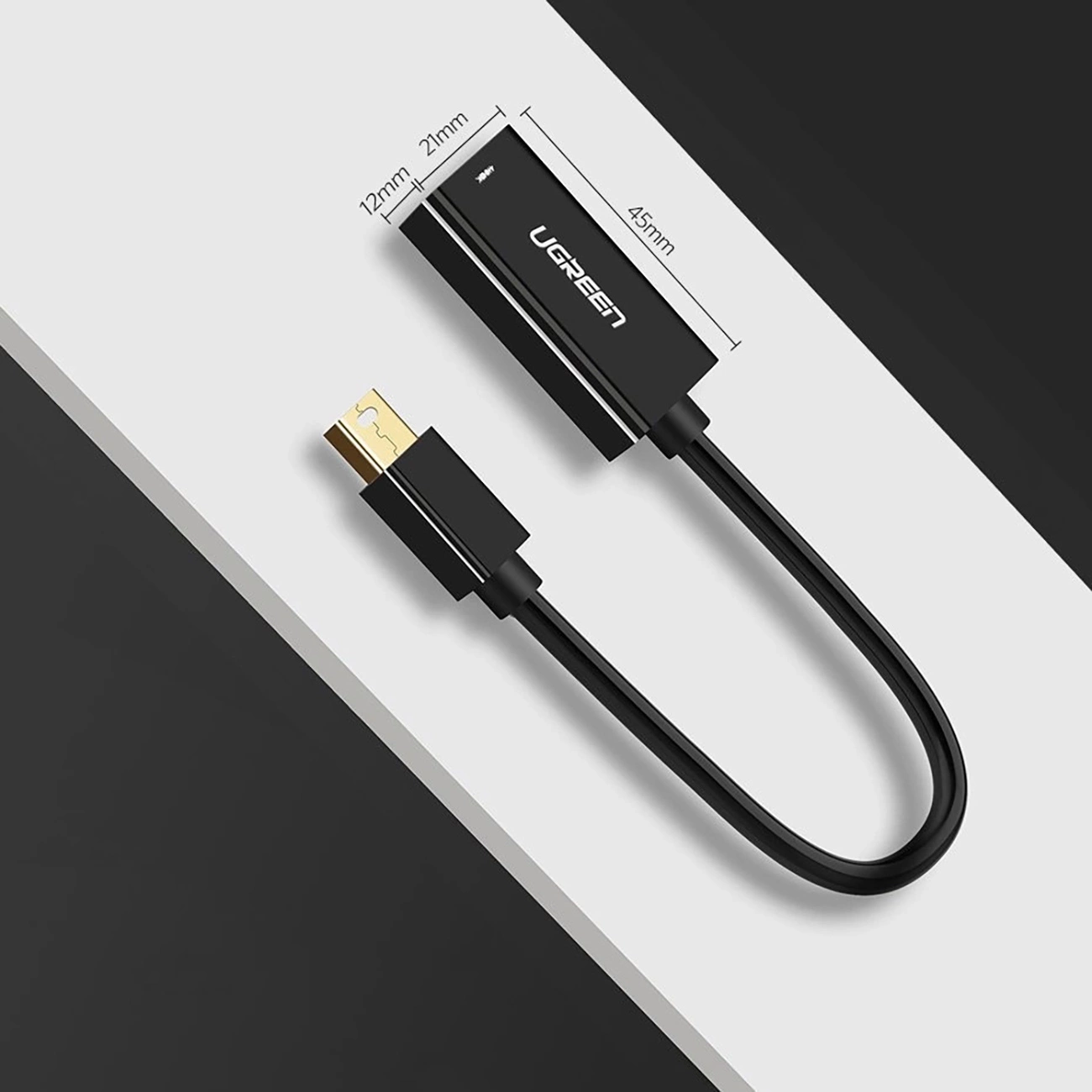 Czarny adapter UGREEN z wtyczką USB-A i wymiarami.