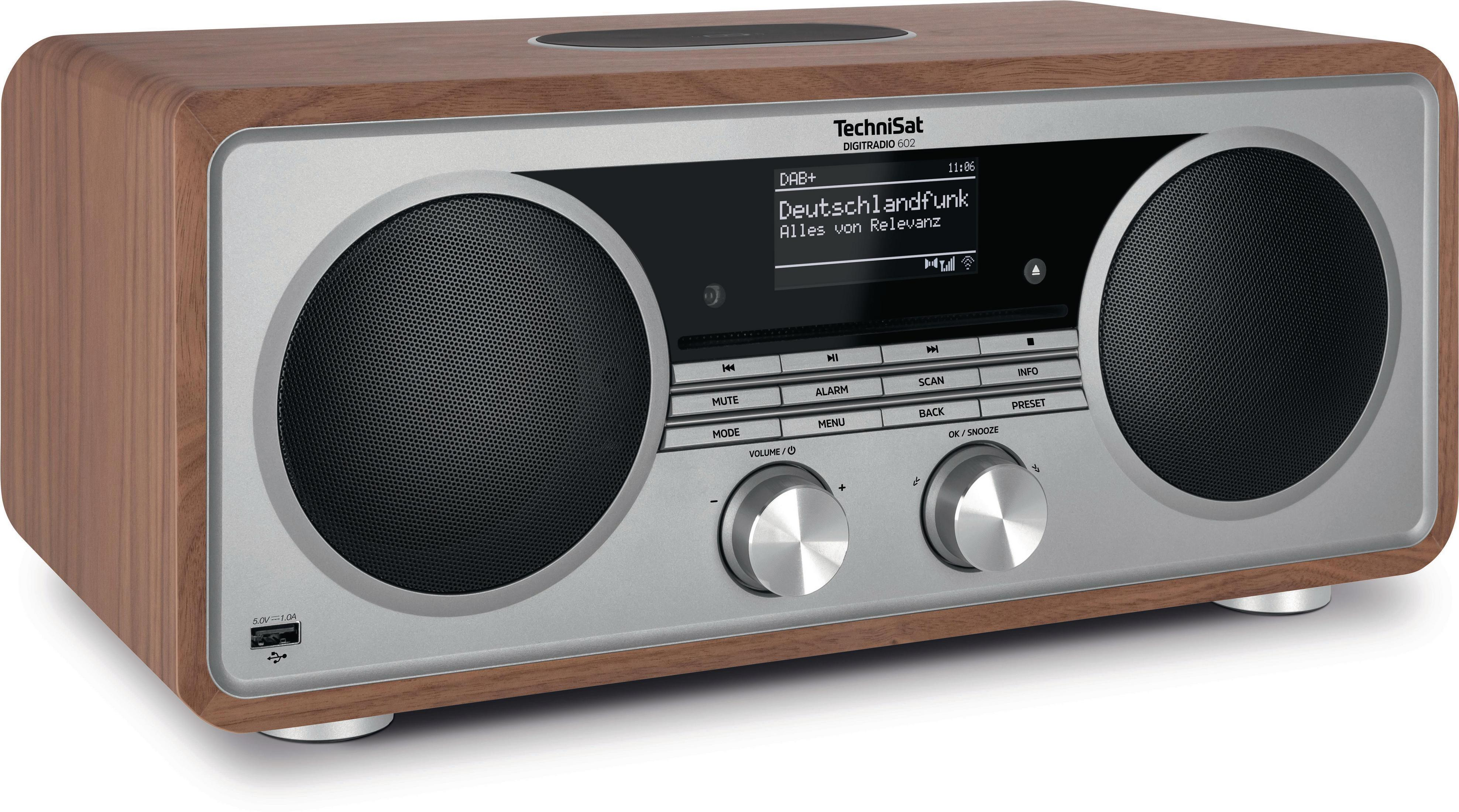 Une radio en bois avec deux haut-parleurs, un écran et des boutons.