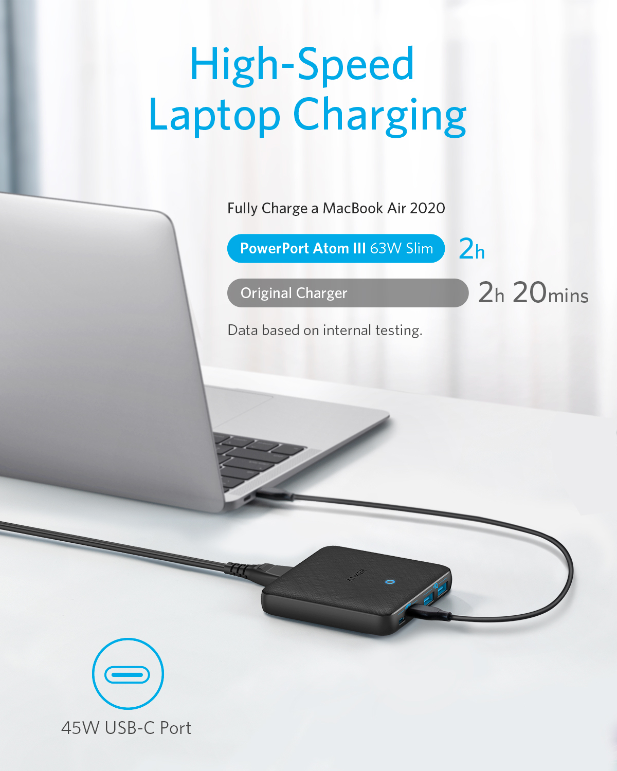 Ein Laptop wird über ein schwarzes Ladegerät aufgeladen.