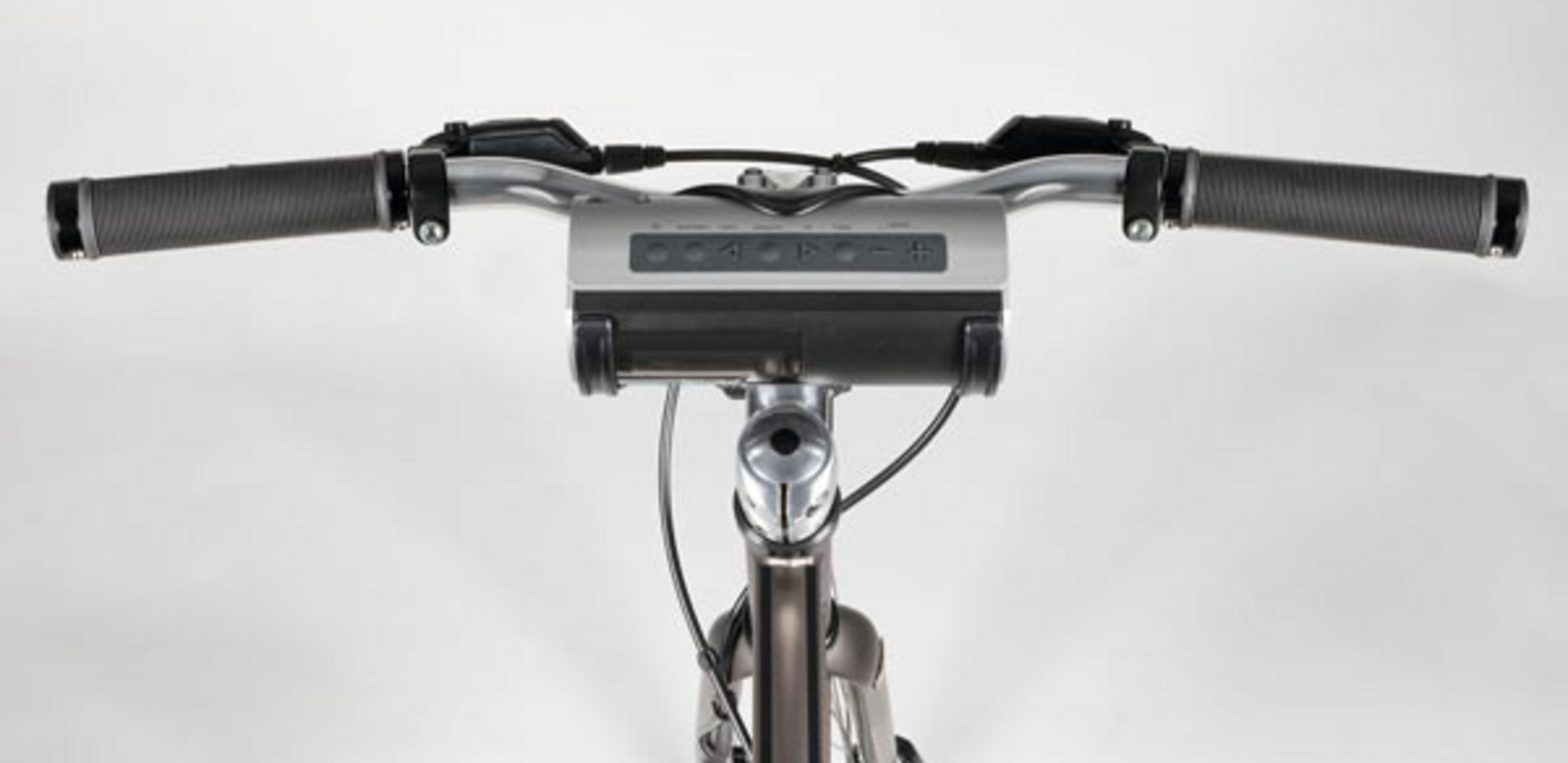 Kierownica roweru z uchwytami, hamulcami i srebrnym panelem sterowania.