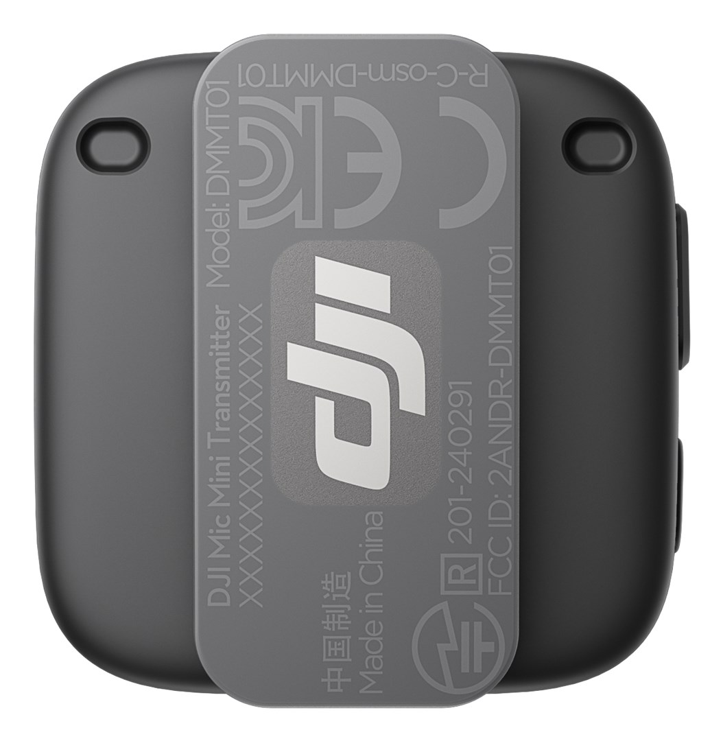Rückseite eines DJI Mic Mini Transmitters mit Modellnummer und FCC-ID.