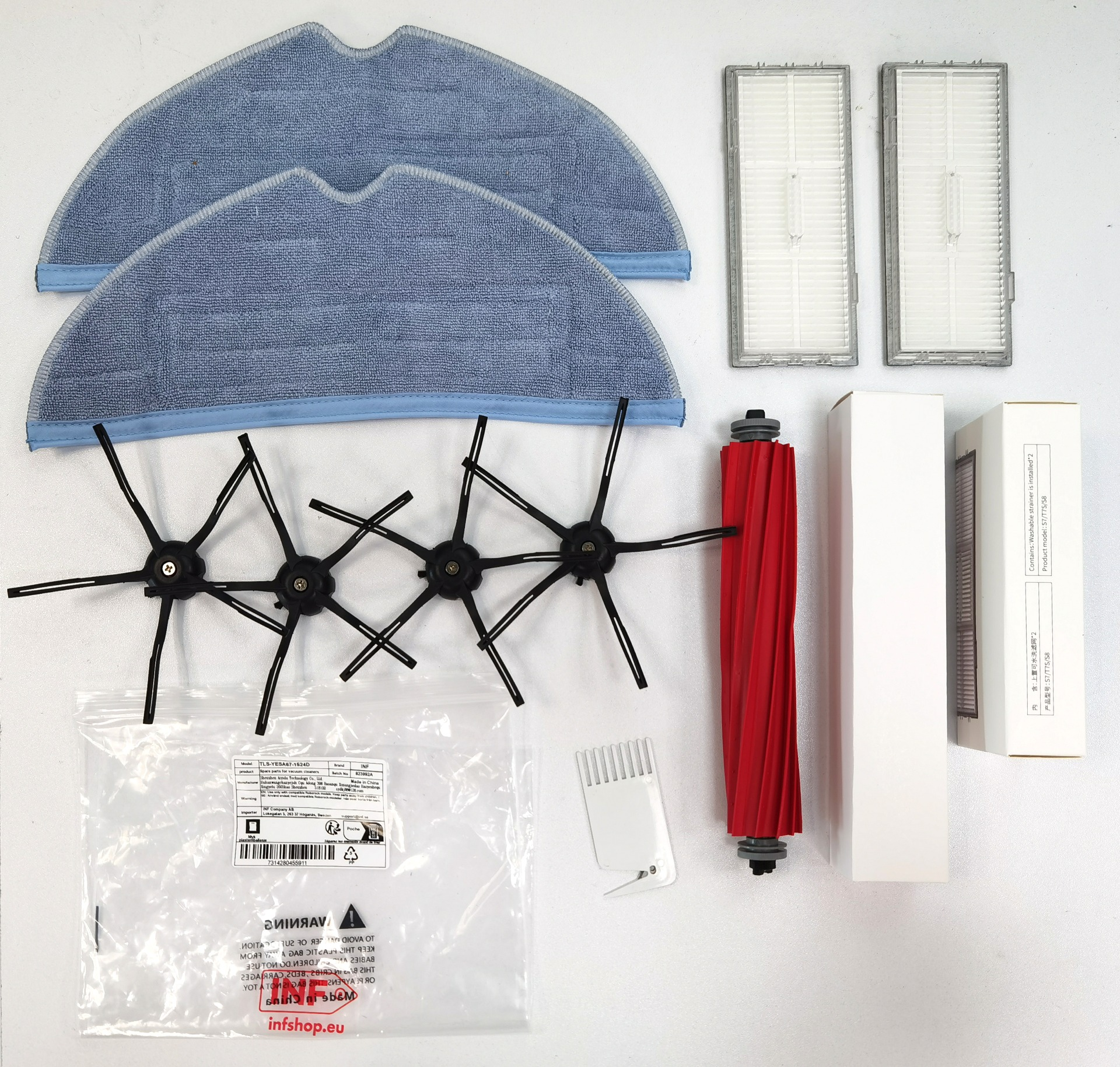 Akcesoria do robotów sprzątających: niebieskie mopy, filtry, szczotki boczne, szczotka główna.