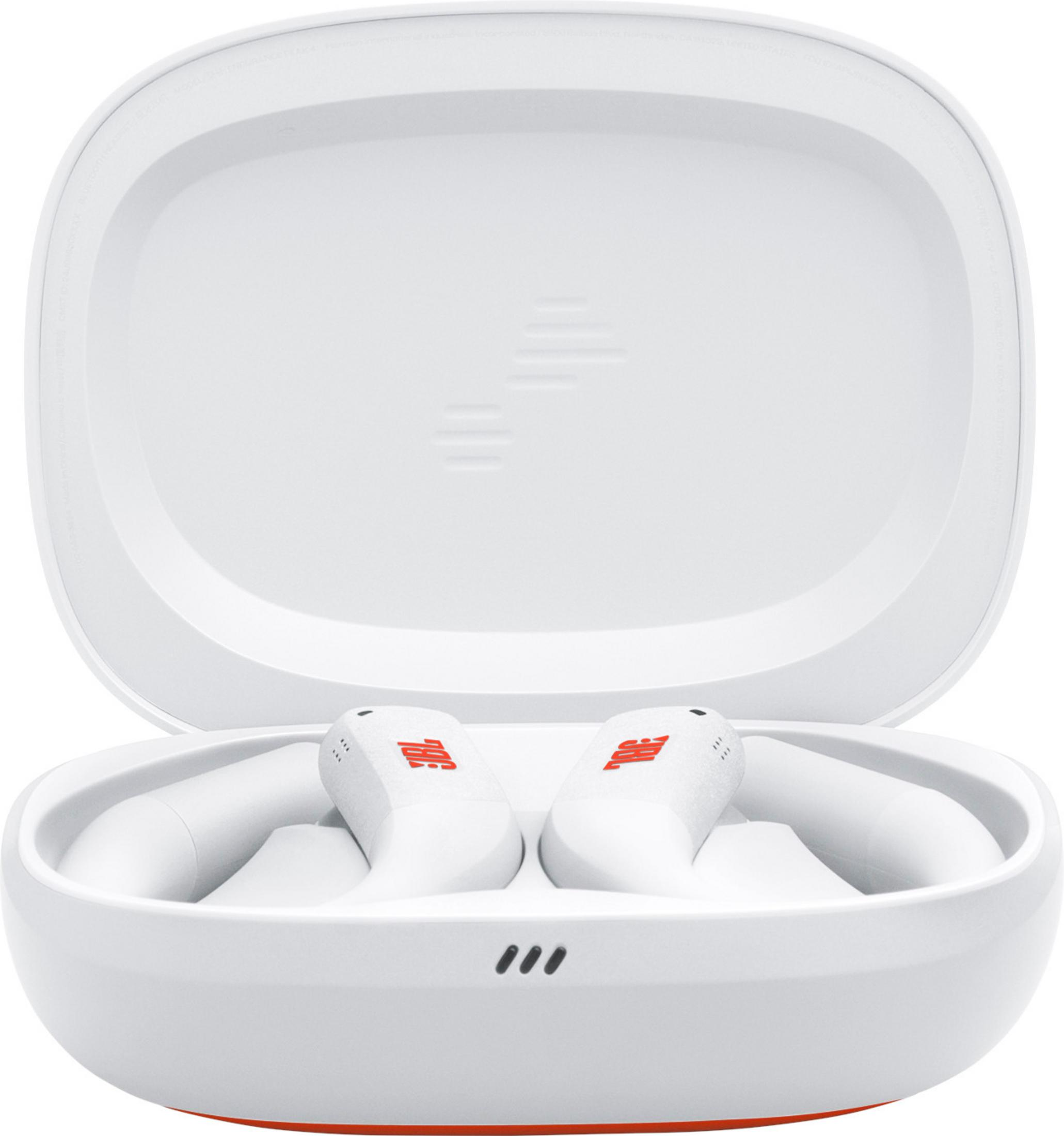 Białe słuchawki bezprzewodowe z pomarańczowym logo JBL w otwartym etui ładującym.