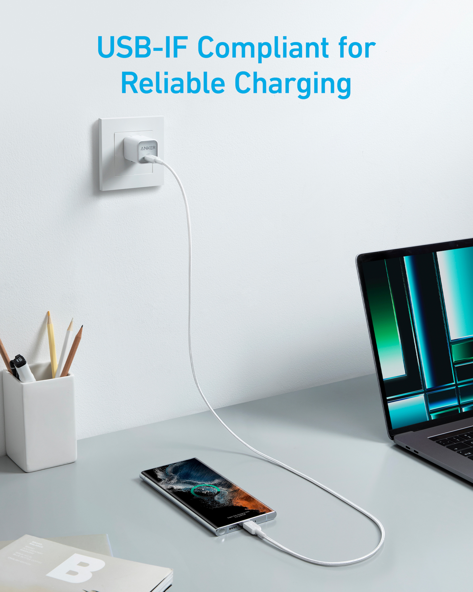 Un adattatore USB-C bianco è collegato a una presa a muro, caricando uno smartphone.