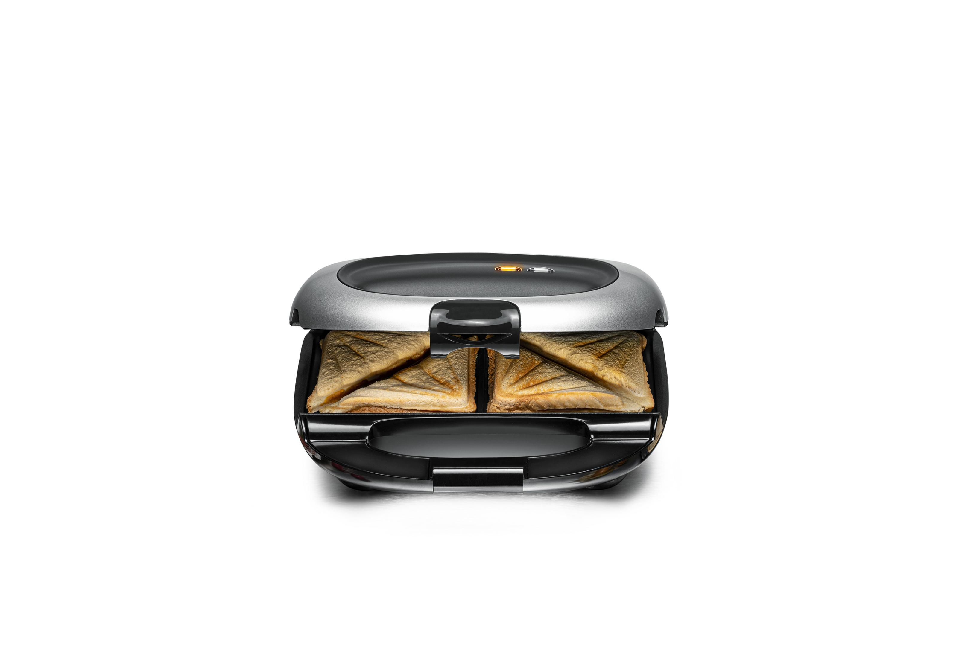 Otwarta gofrownica z dwoma złotymi, trójkątnymi kanapkami w środku.