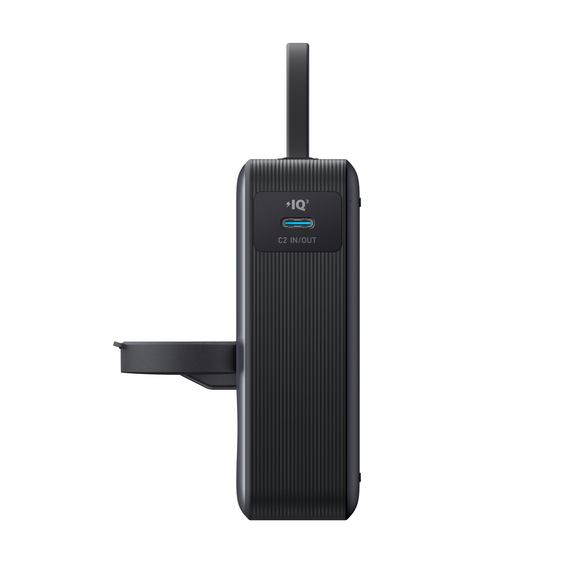 Czarny, prążkowany power bank z portem USB-C i uchwytem.