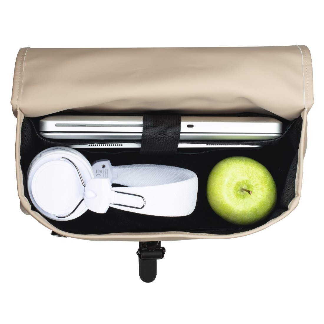 Ein offener Rucksack mit Laptop, Kopfhörern und einem grünen Apfel.