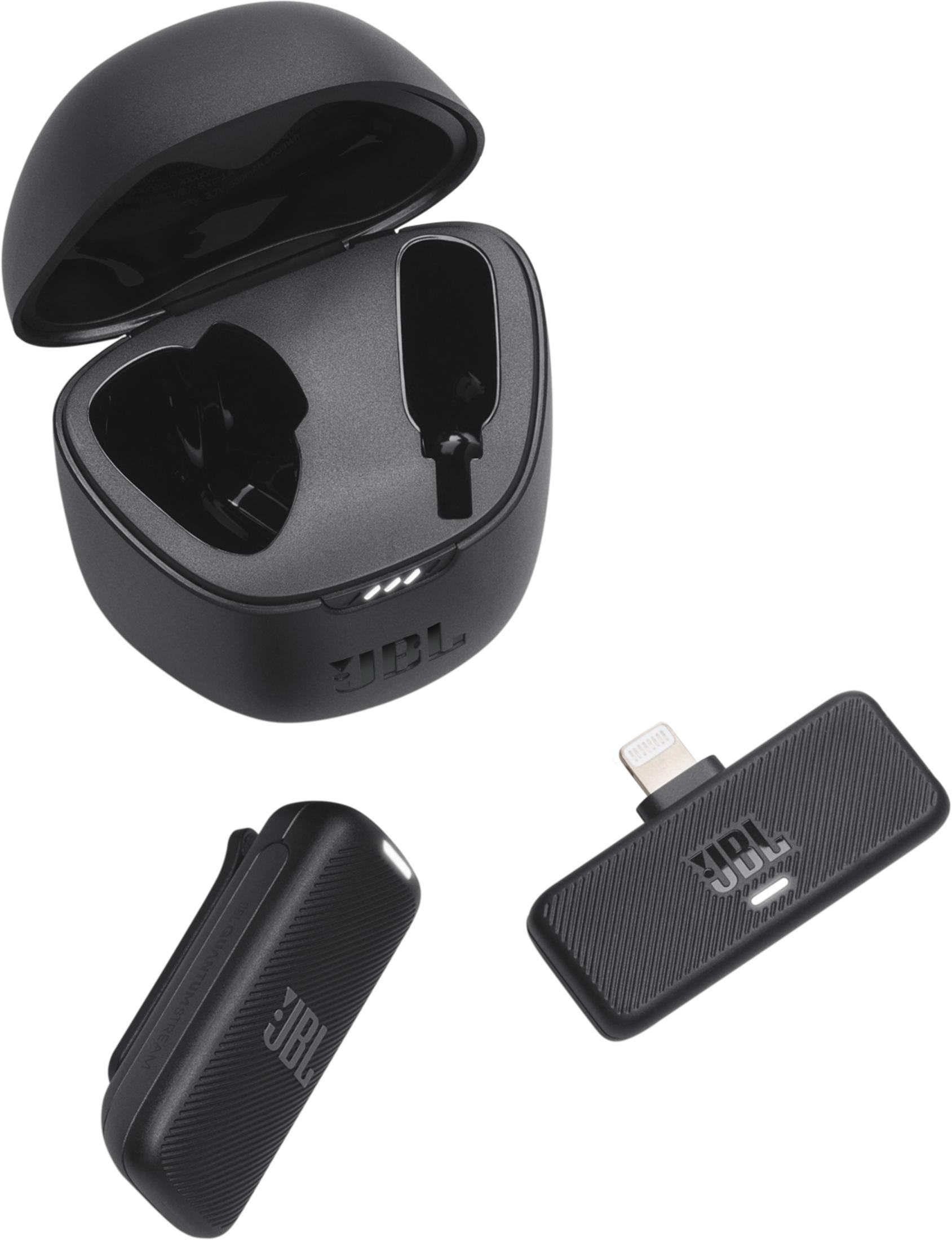 Czarne etui ładujące do słuchawek JBL z otwartą pokrywą, akcesorium z klipsem i adapterem Lightning.