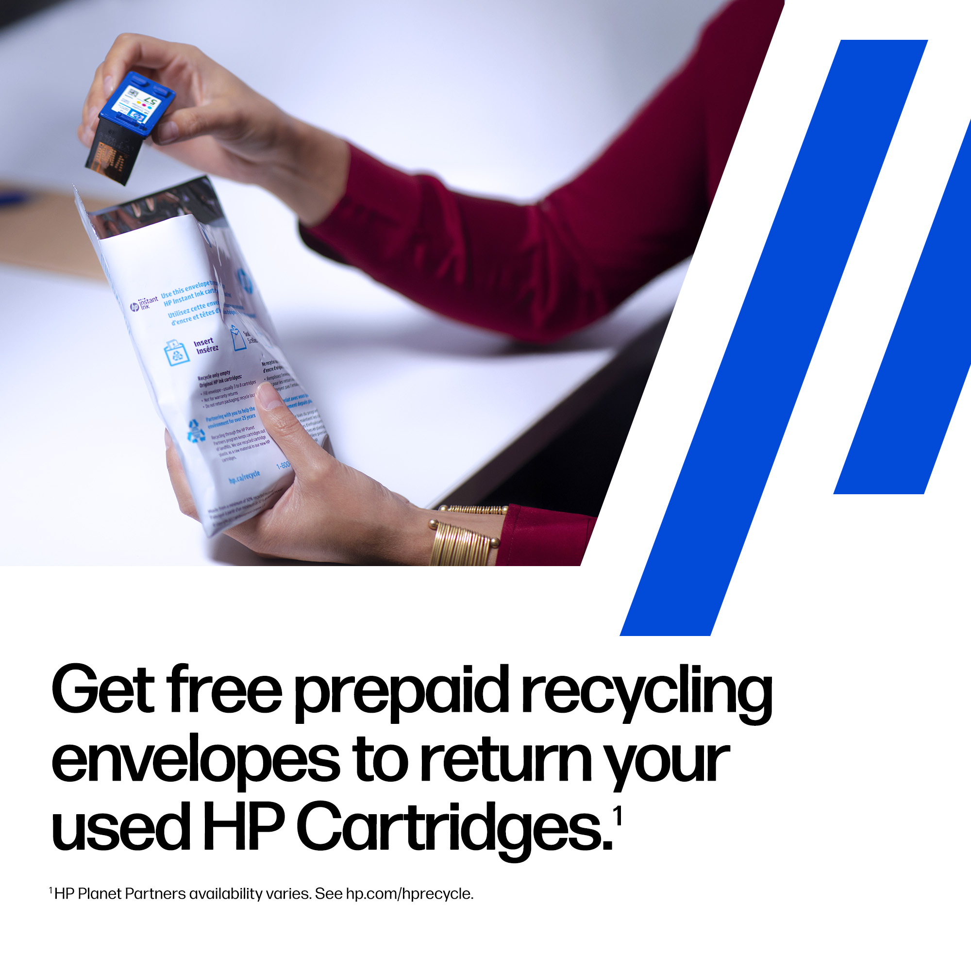 Een hand plaatst een HP-inktcartridge in een recyclingenvelop.