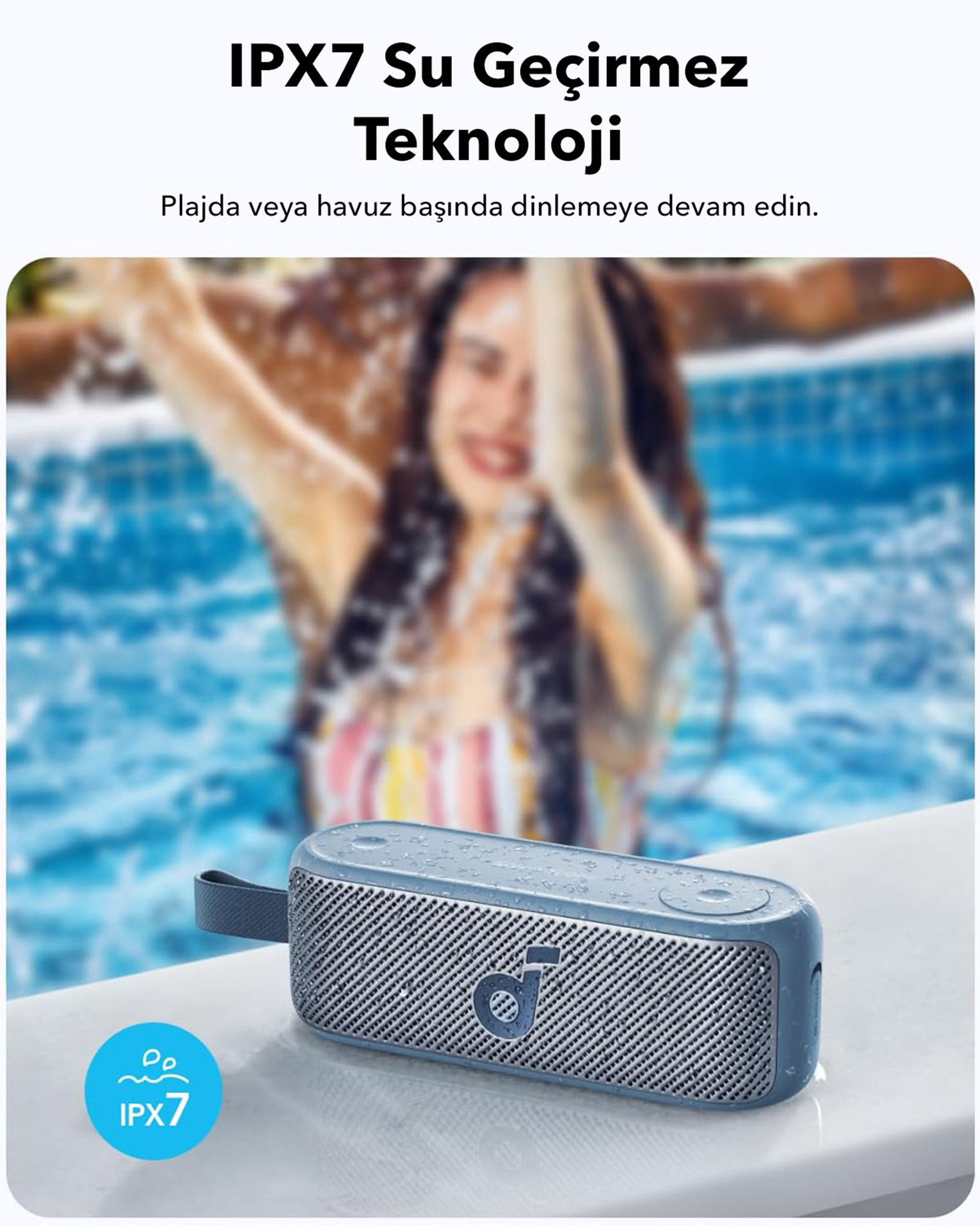 Una donna in piscina con un altoparlante impermeabile sul bordo.