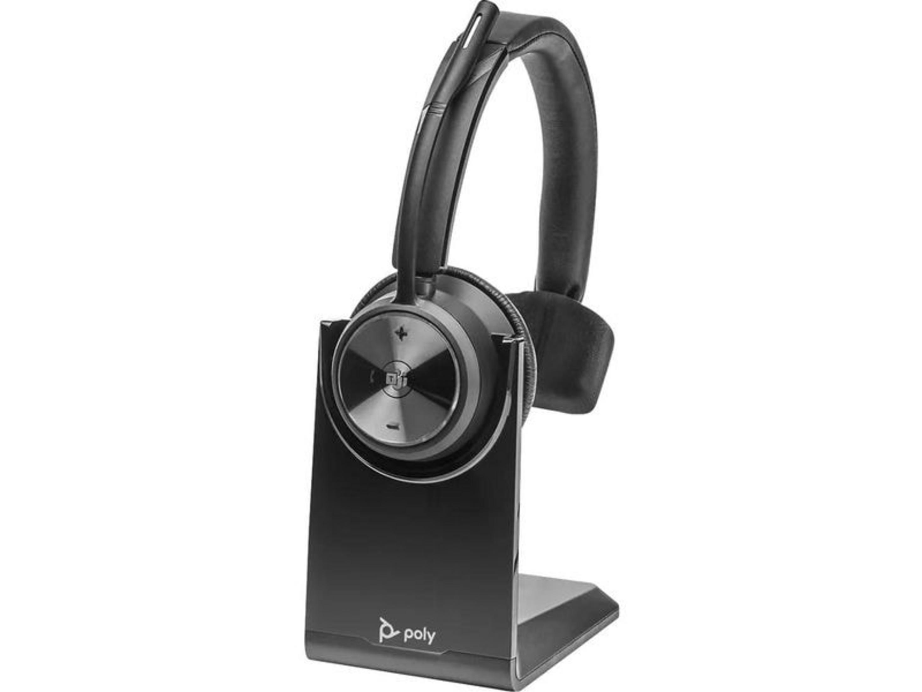 Casque sans fil Poly noir sur une station de charge noire.