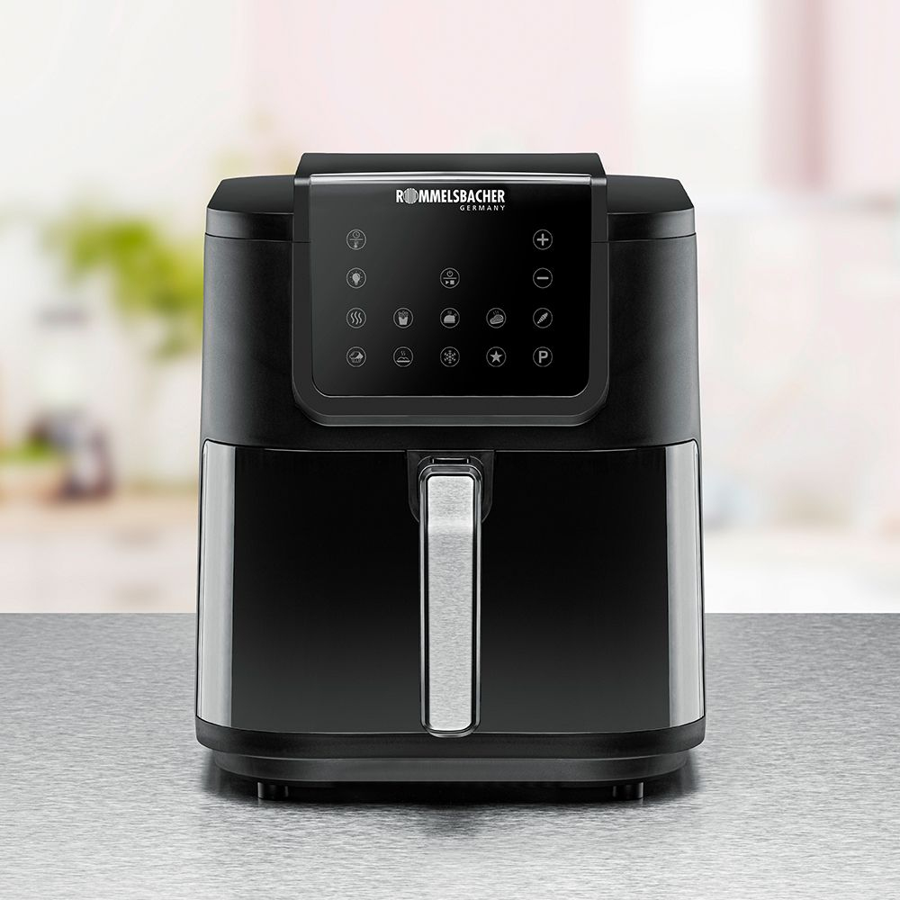 Czarna frytkownica beztłuszczowa Rommelsbacher z cyfrowym wyświetlaczem.