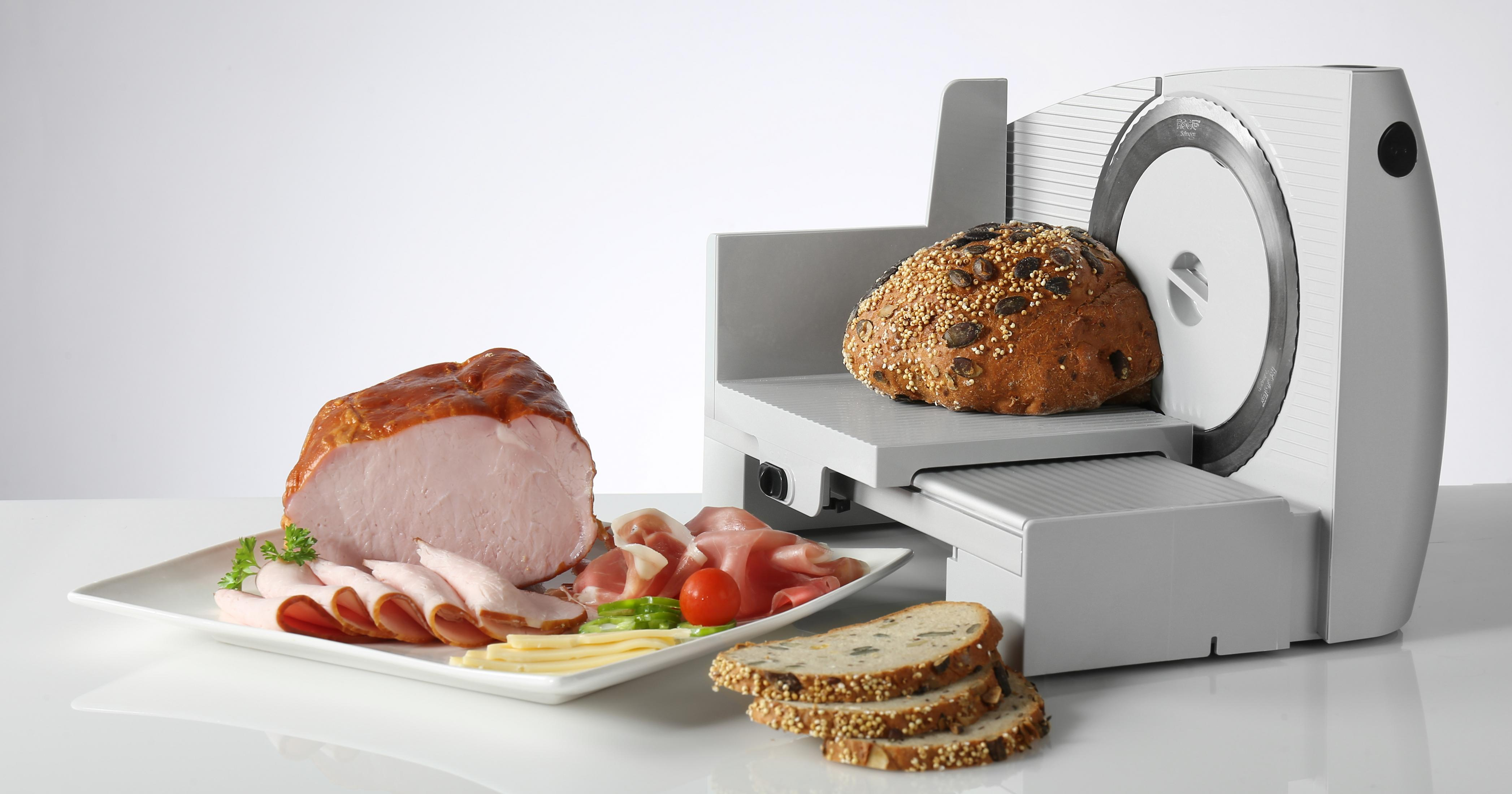 Szafirka z chlebem i szynką na talerzu. Zawiera pokrojony chleb.