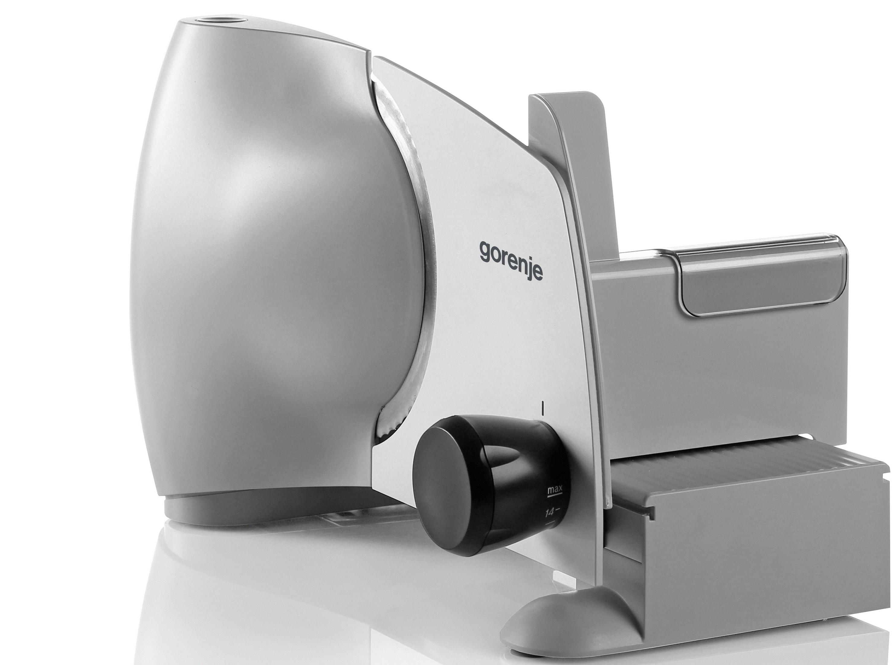 Srebrna krajalnica Gorenje z czarnym pokrętłem na białym tle.