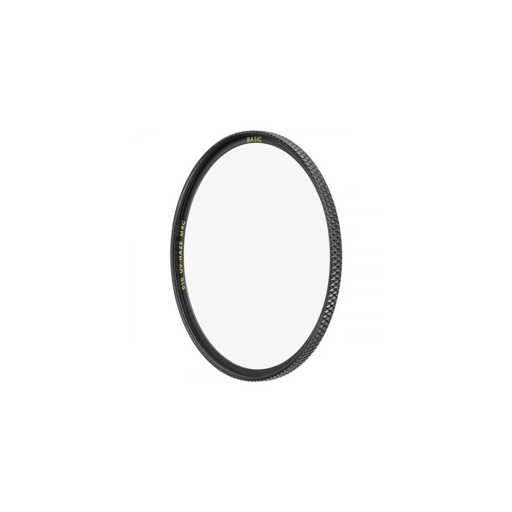 Un filtro per fotocamera rotondo e nero etichettato "BASIC" e "010 UV-HAZE MRC".
