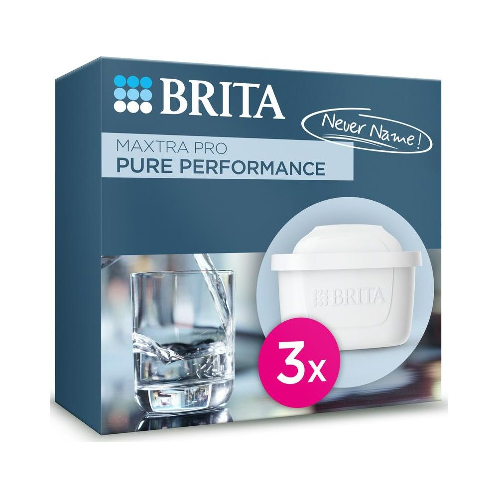 Brita MAXTRA PRO Packung mit einem Glas Wasser und einem Filter.
