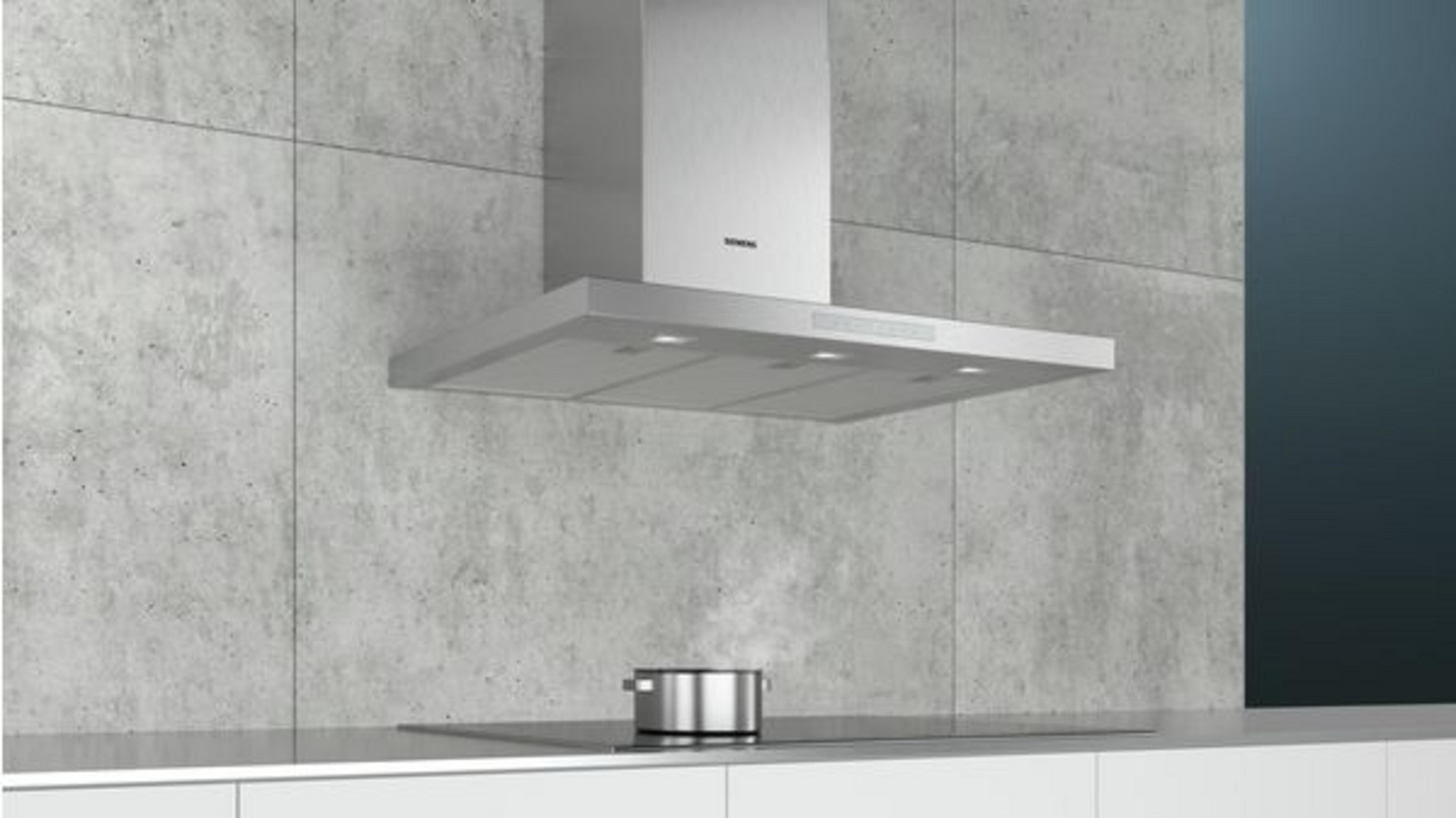 Cappa in acciaio inox su piano cottura con pentola.