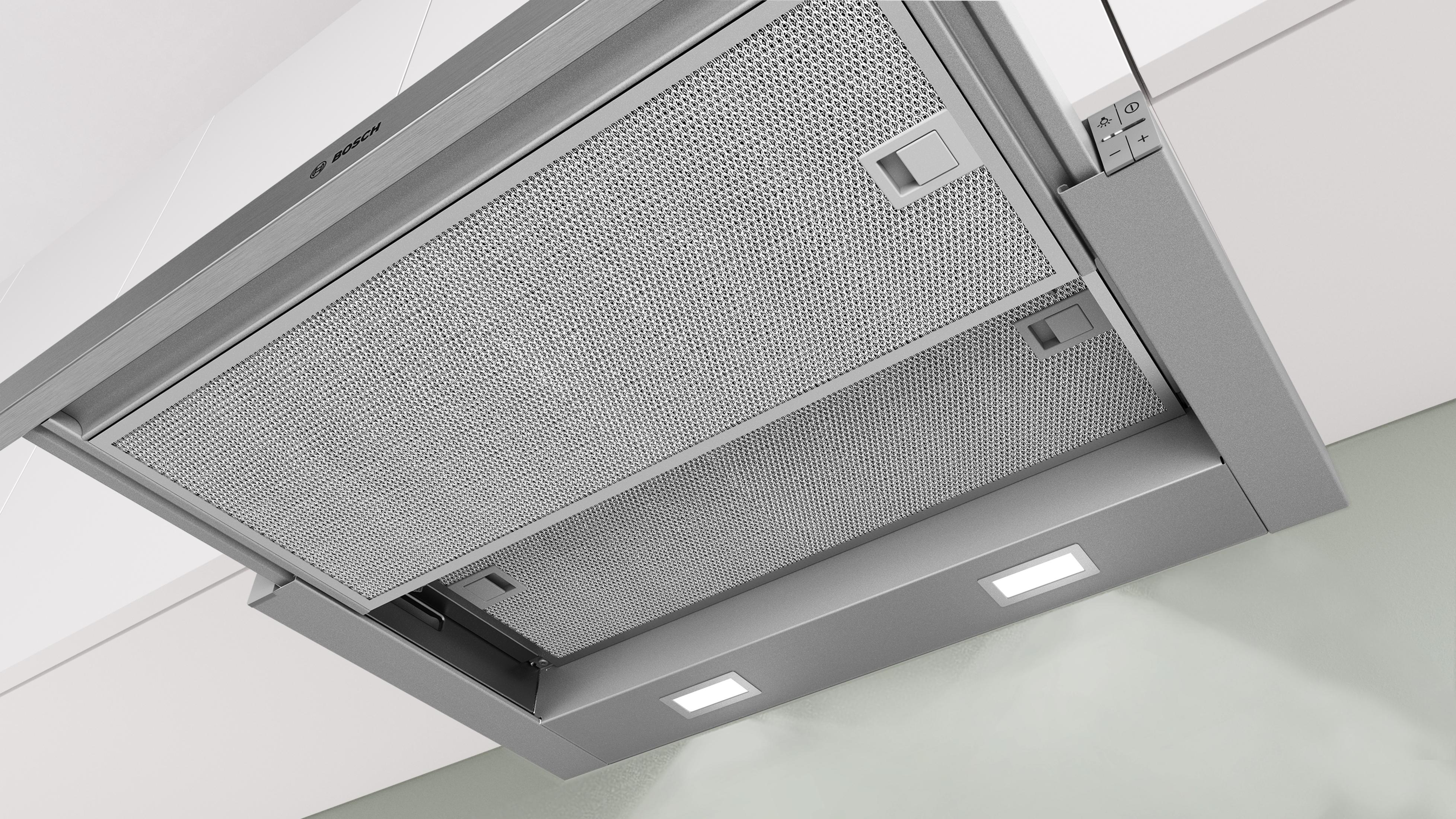 Eine graue Bosch Dunstabzugshaube mit Metallfiltern und Lichtern.