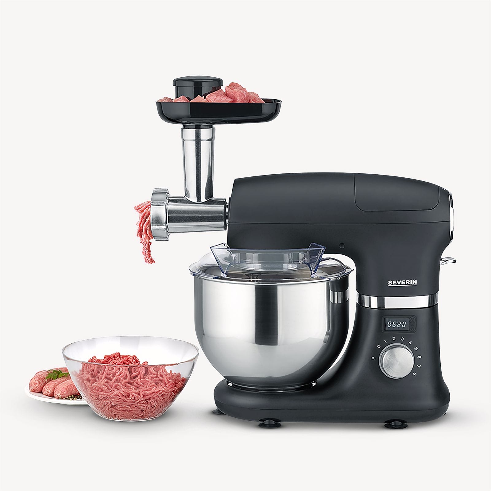Impastatrice nera con tritacarne, ciotola e carne macinata.