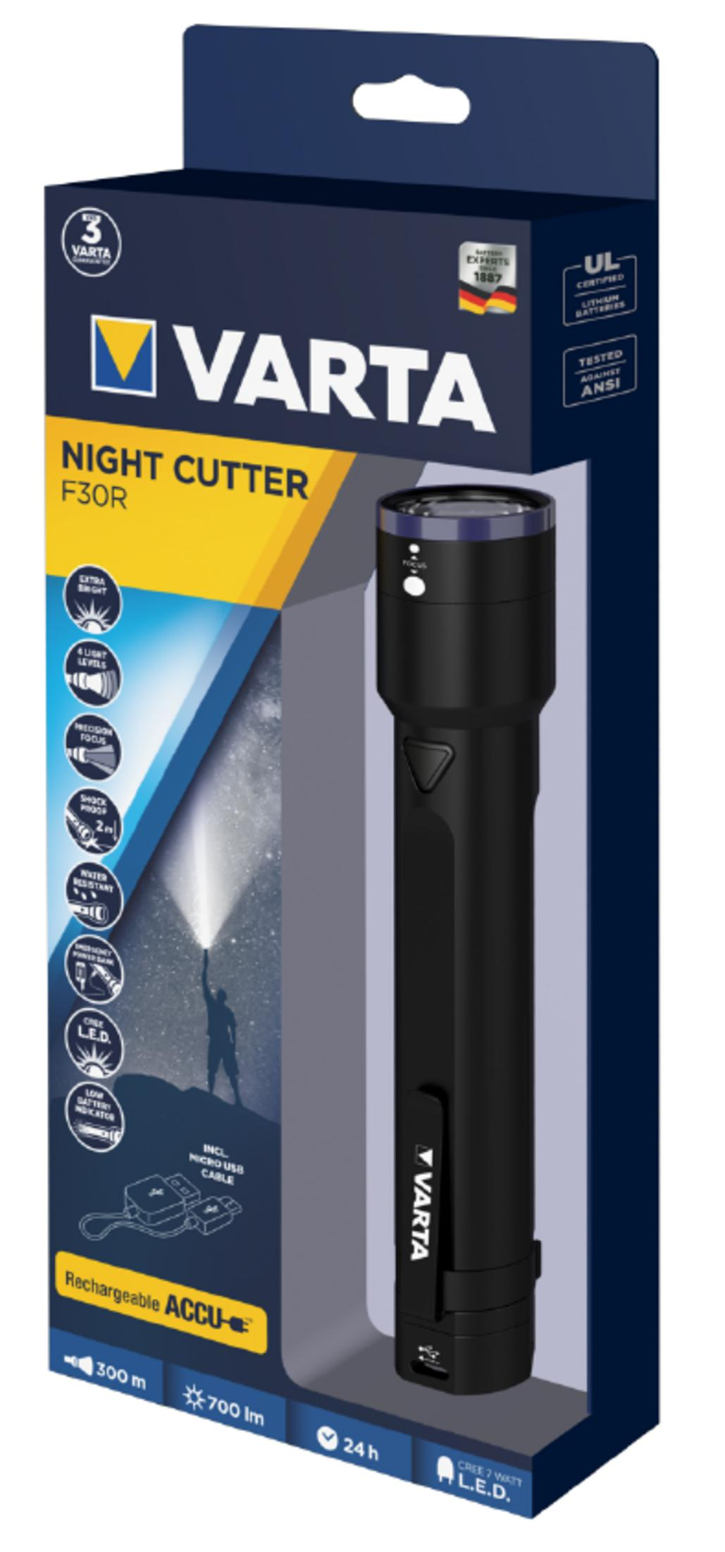 Varta Night Cutter F30R Taschenlampe auf dunklem Karton mit Produktmerkmalen.