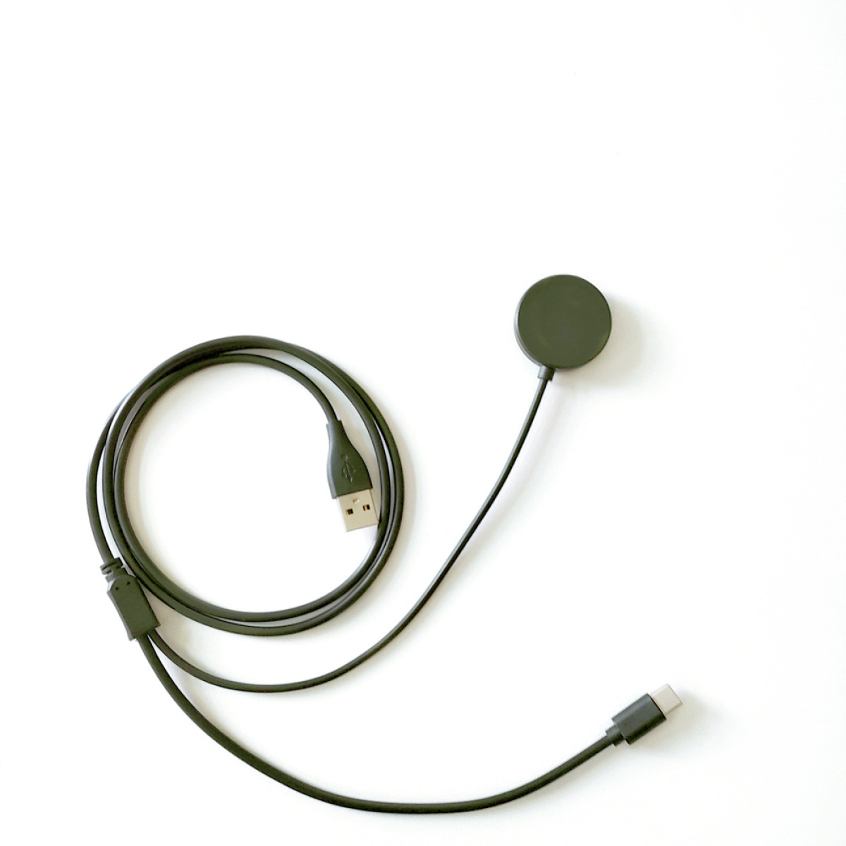 Ein schwarzes USB-Kabel mit einem runden Ladeanschluss und einem USB-A-Stecker.