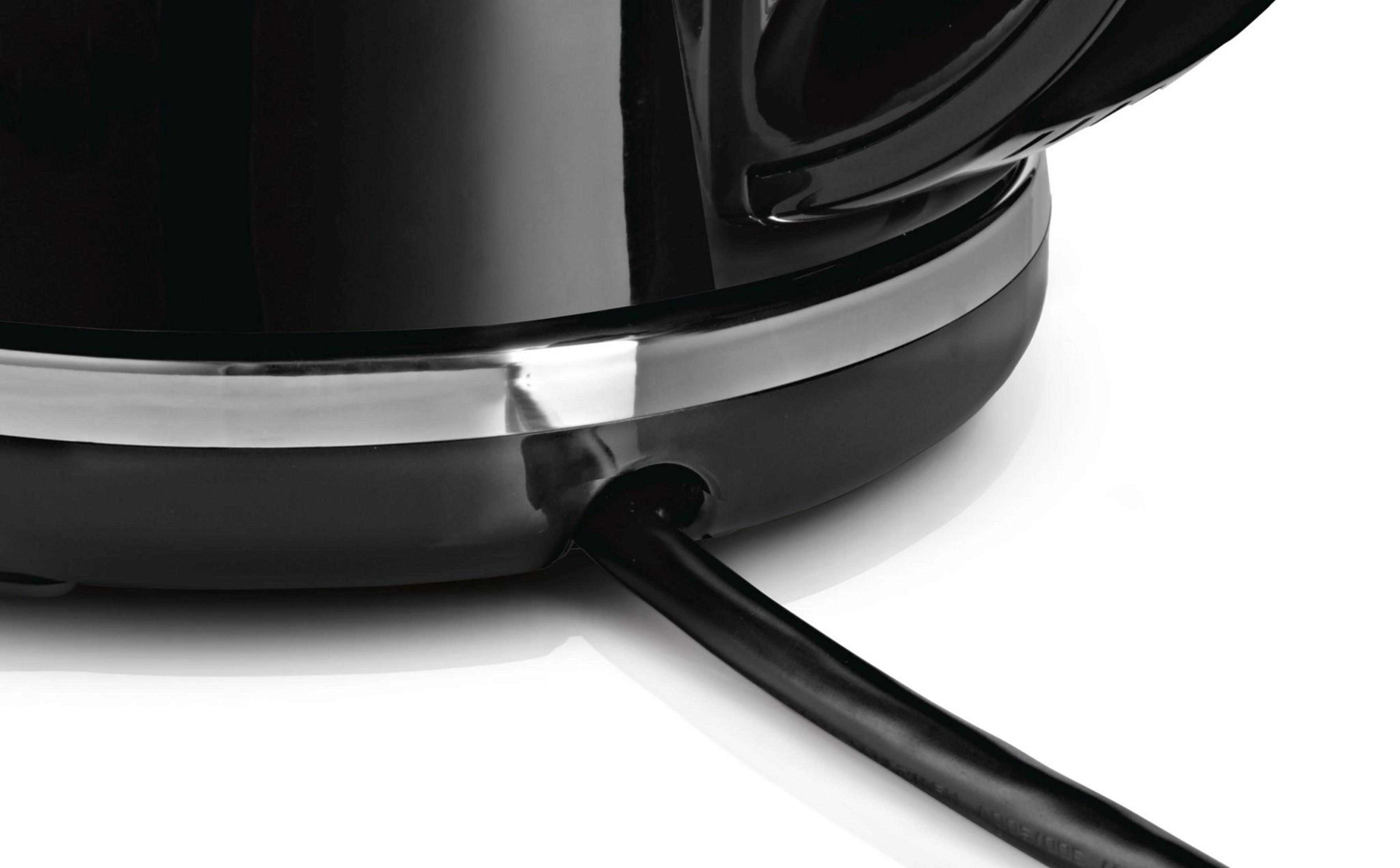 Czarny kabel wychodzi z podstawy czajnika.