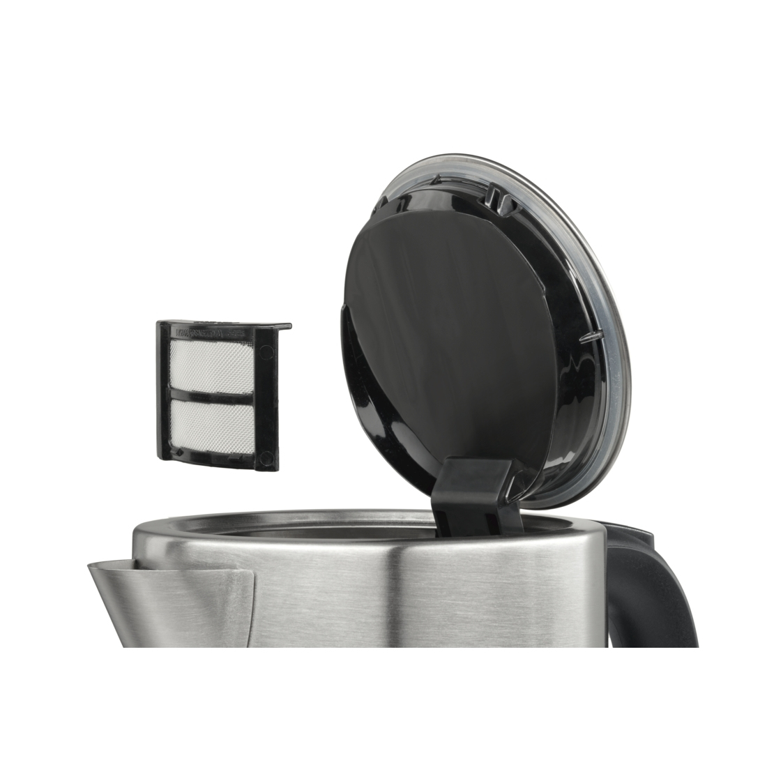 Ein silberner Wasserkocher mit offenem Deckel und herausgenommenem Sieb.