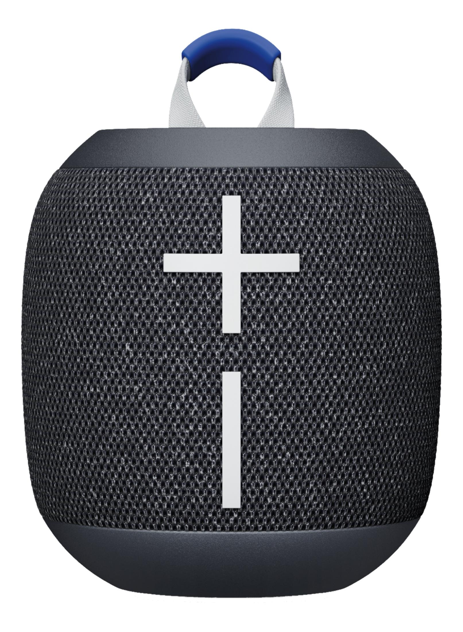Czarny przenośny głośnik z niebieskim uchwytem i białym logo plusa.