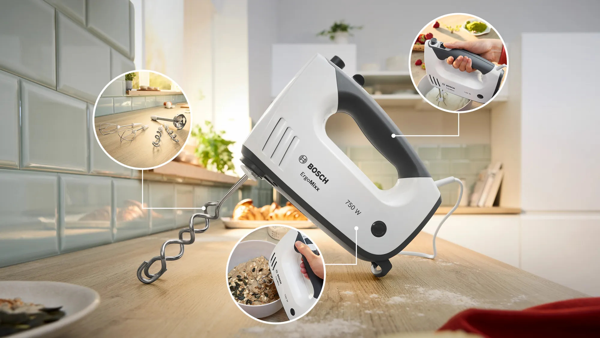 Ein weißer Bosch Handmixer mit Zubehör auf einer Holzoberfläche in einer Küche.