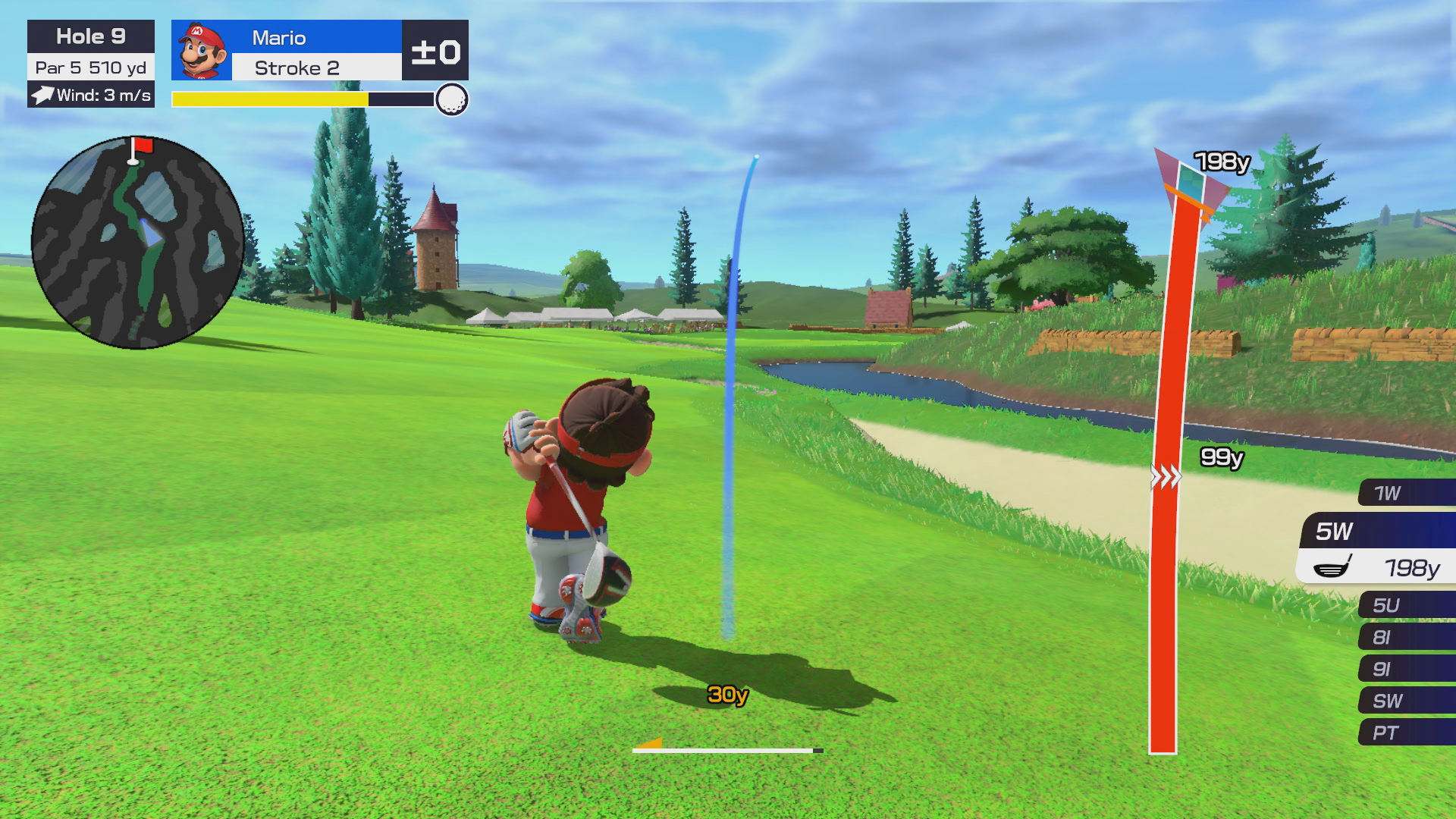 Mario schlägt Golf auf Loch 9. Ein Ballflugpfad ist sichtbar.