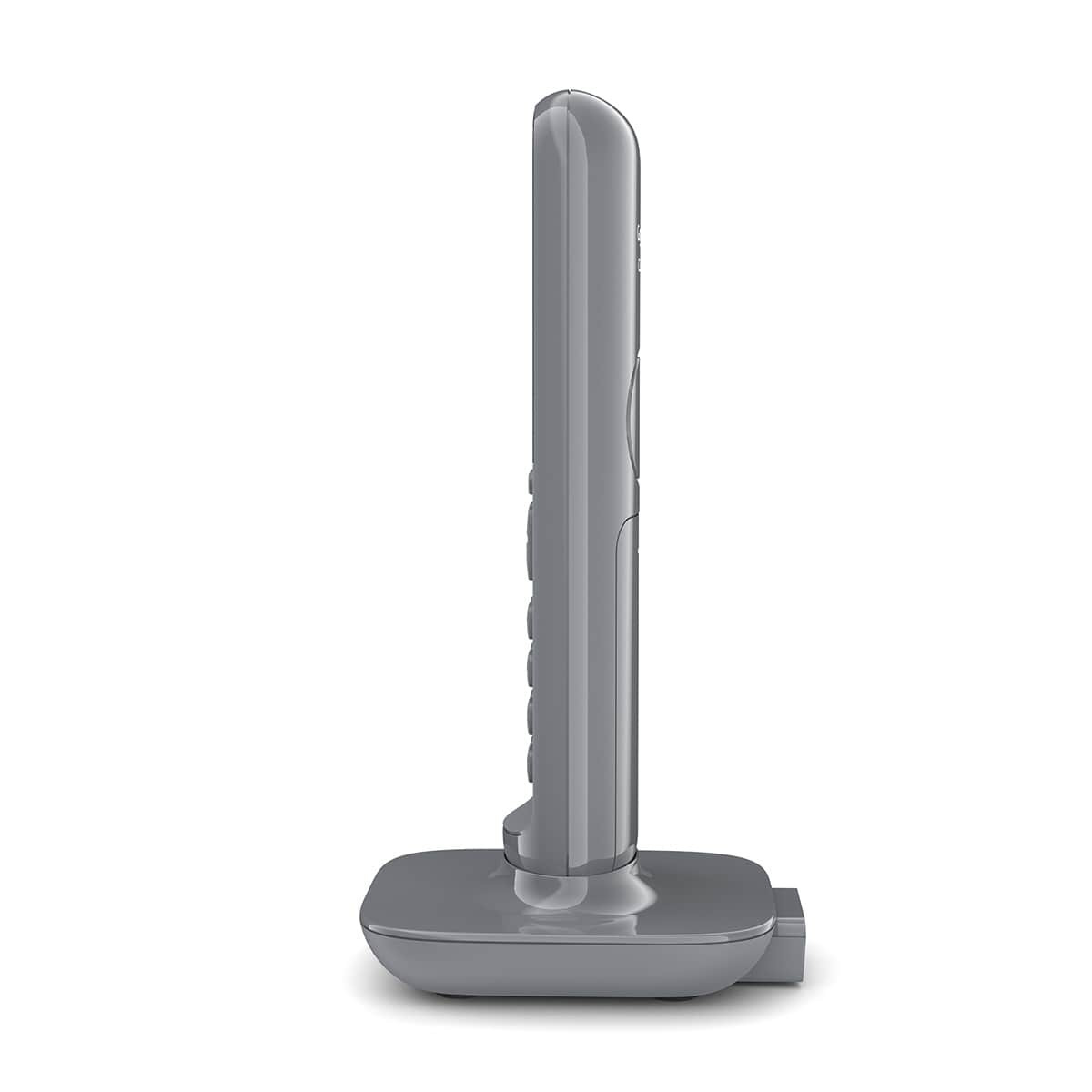 Un telefono cordless grigio è sulla sua base di ricarica.