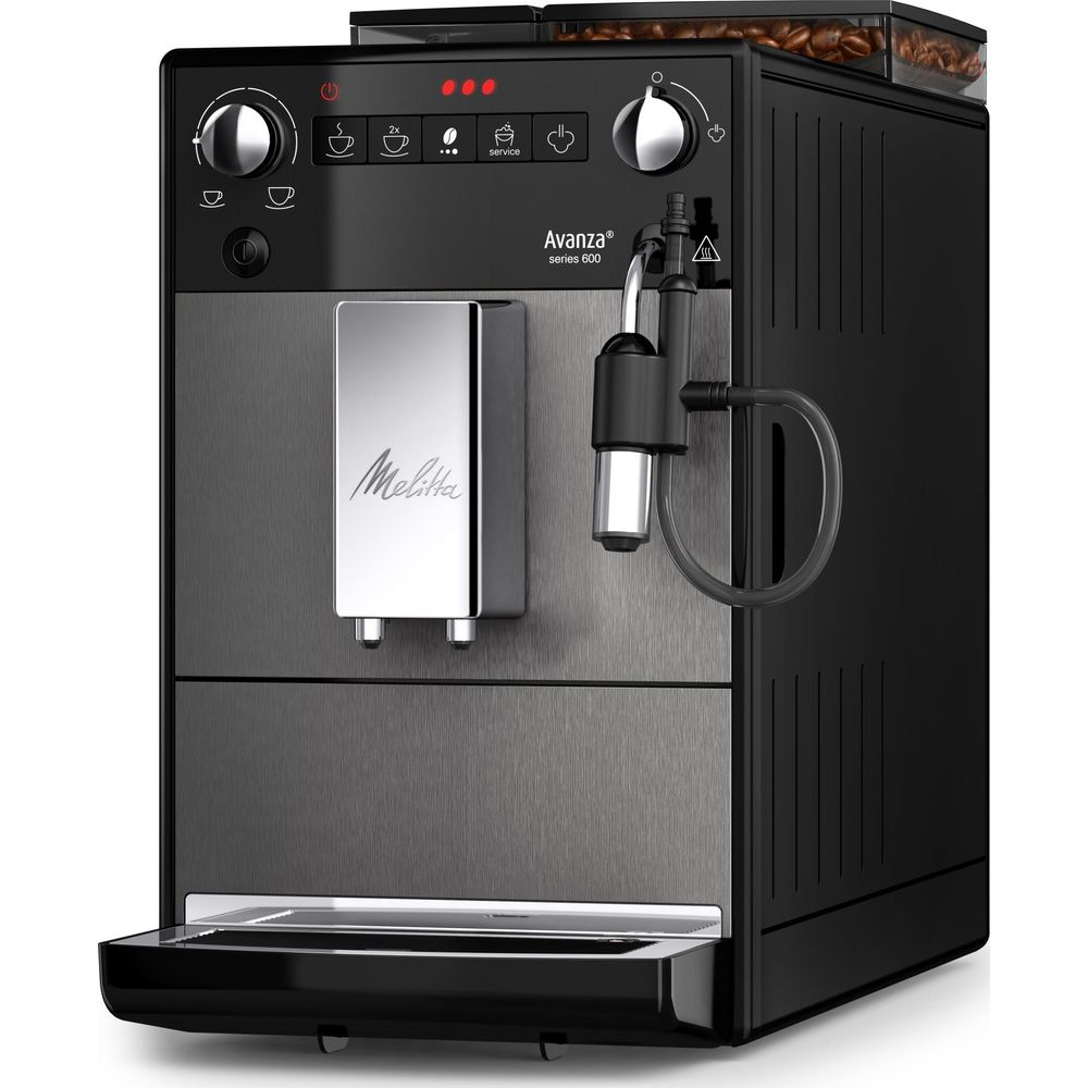 Czarny ekspres do kawy z srebrnymi akcentami i tacką ociekową.