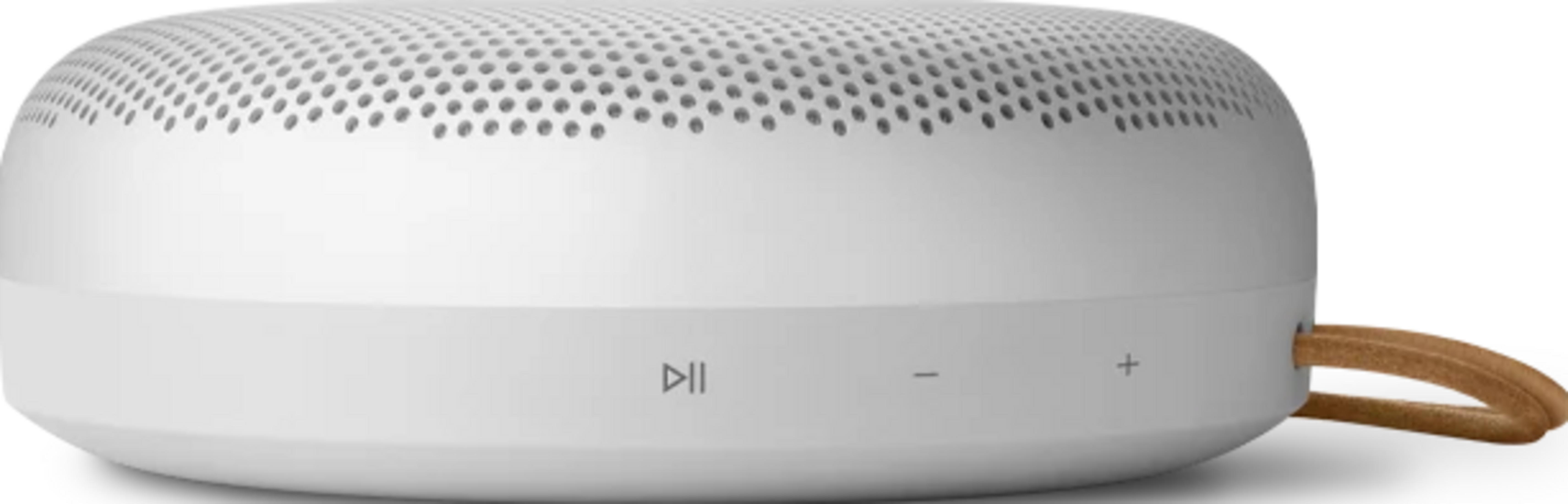 Biały głośnik z perforowaną górą i skórzanym paskiem.