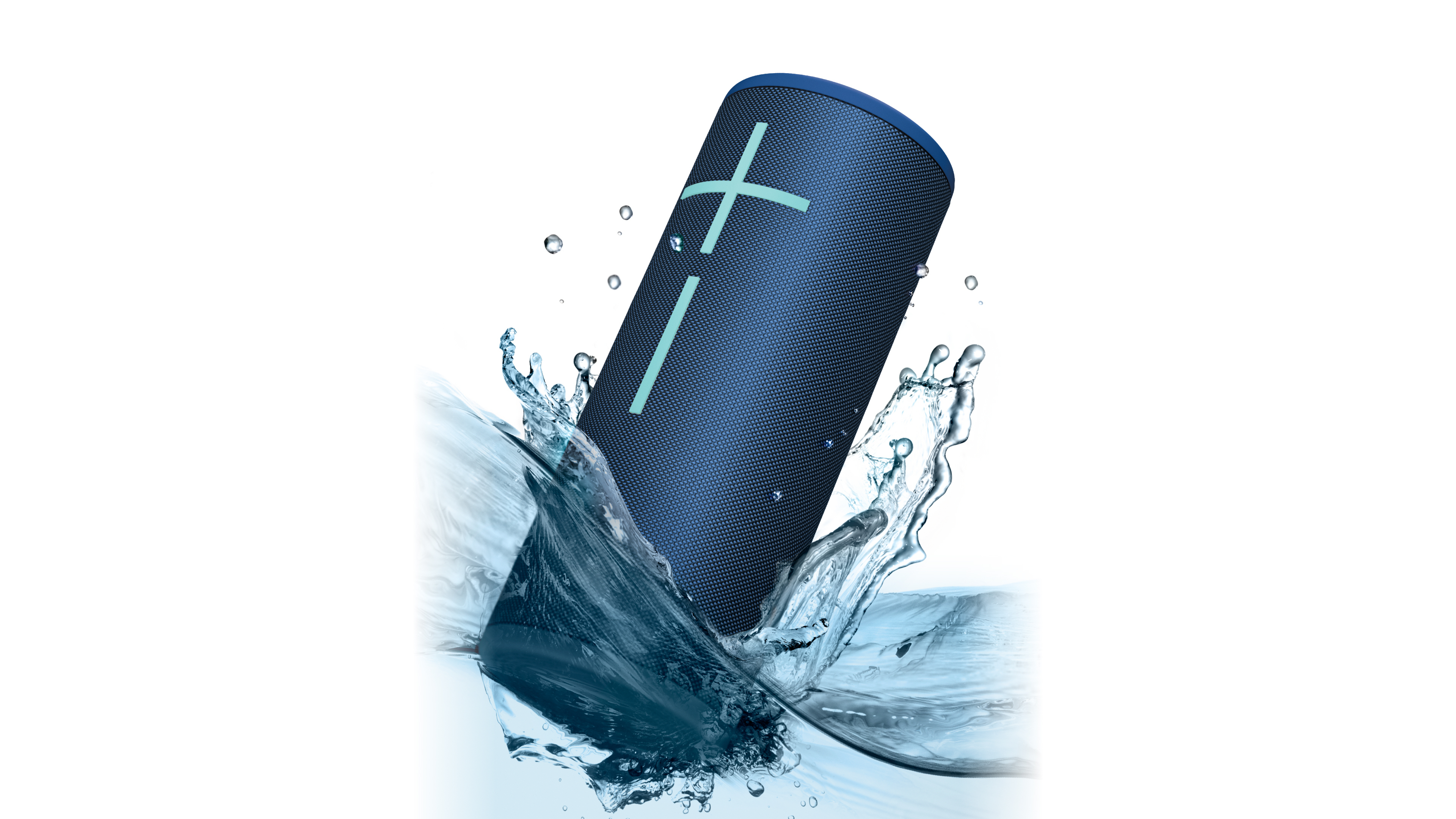 Altoparlante blu scuro che si immerge nell'acqua con schizzi.