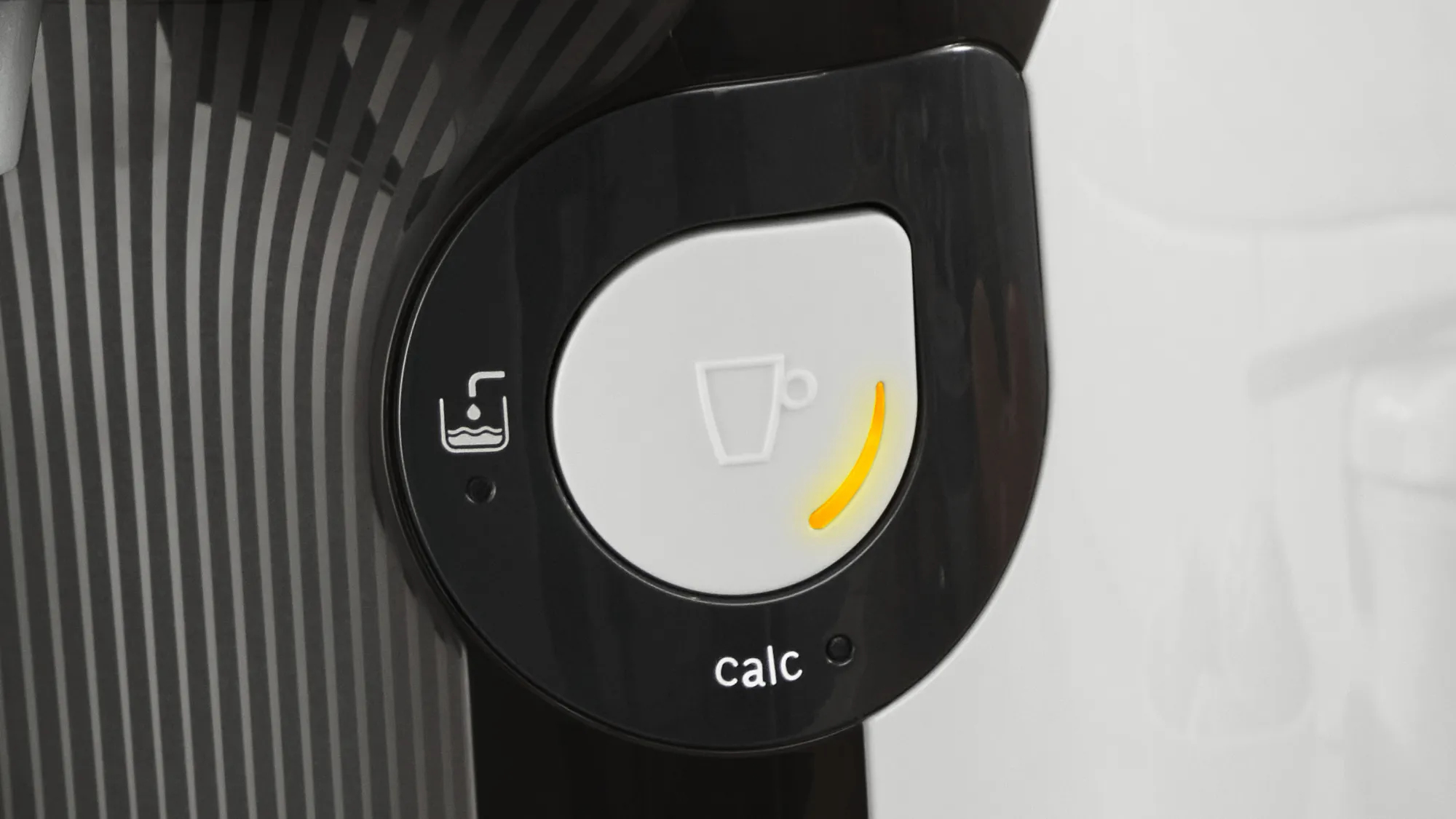 Panel sterowania ekspresu do kawy ze wskaźnikami filiżanki i poziomu wody.