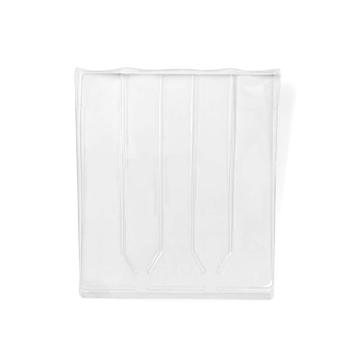 Un contenedor de plástico transparente y vacío con crestas verticales y parte superior abierta.