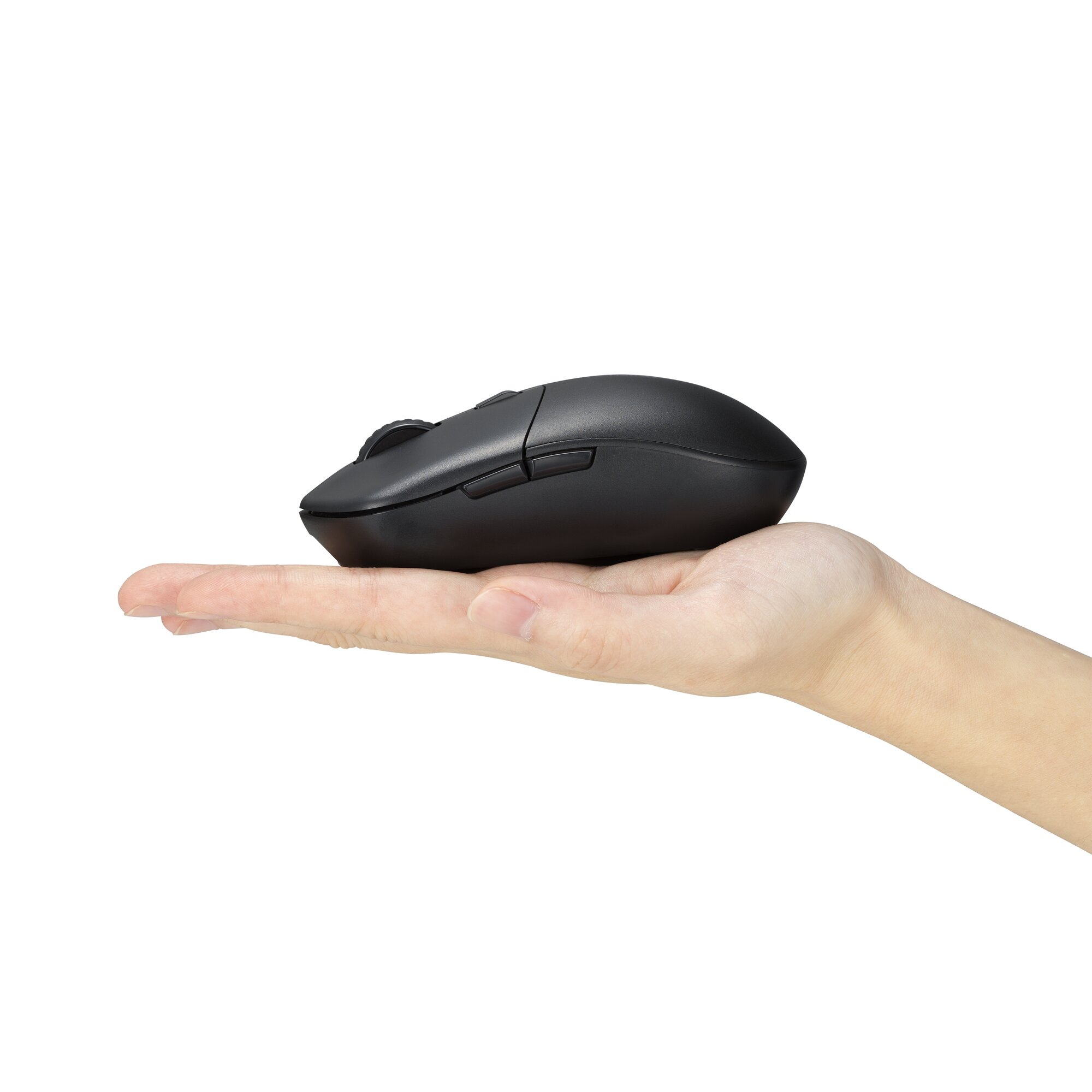 Un mouse nero per computer poggia su una mano aperta.