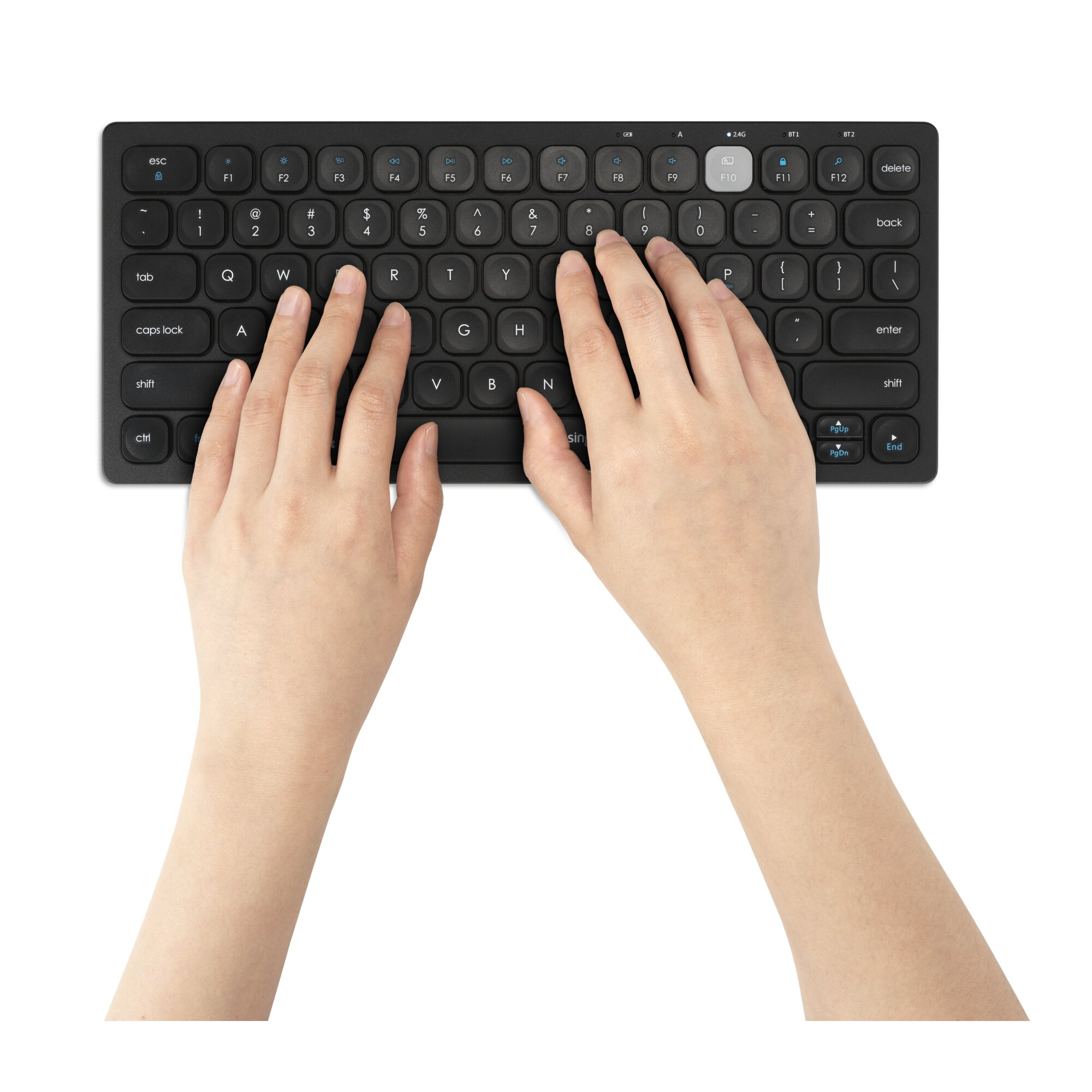 Mains sur un clavier noir aux touches illuminées, vue de dessus.